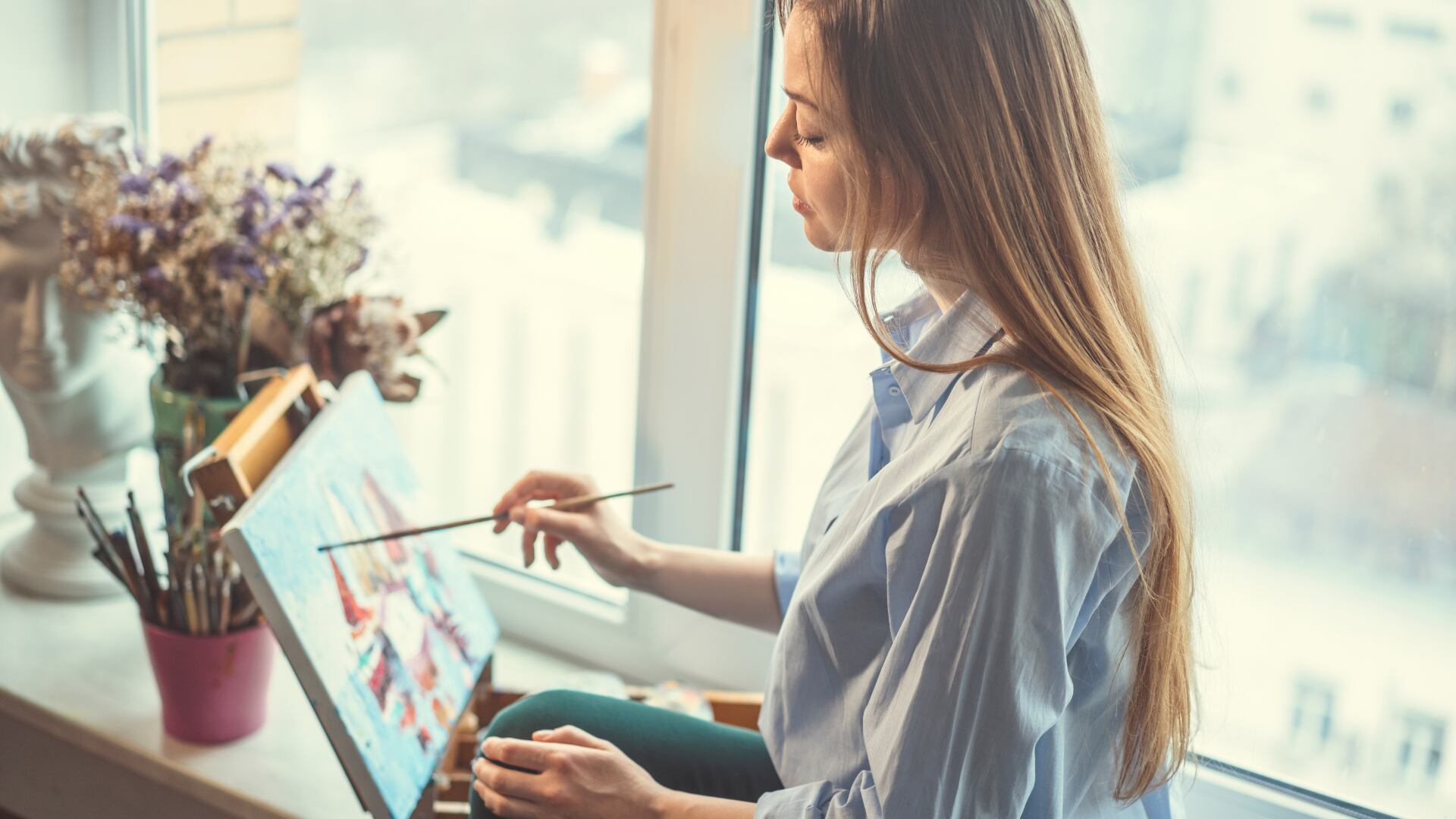 Una de las recomendaciones de la psicóloga es dedicar tiempo a una actividad que le guste, como pintar, leer o simplemente descansar.