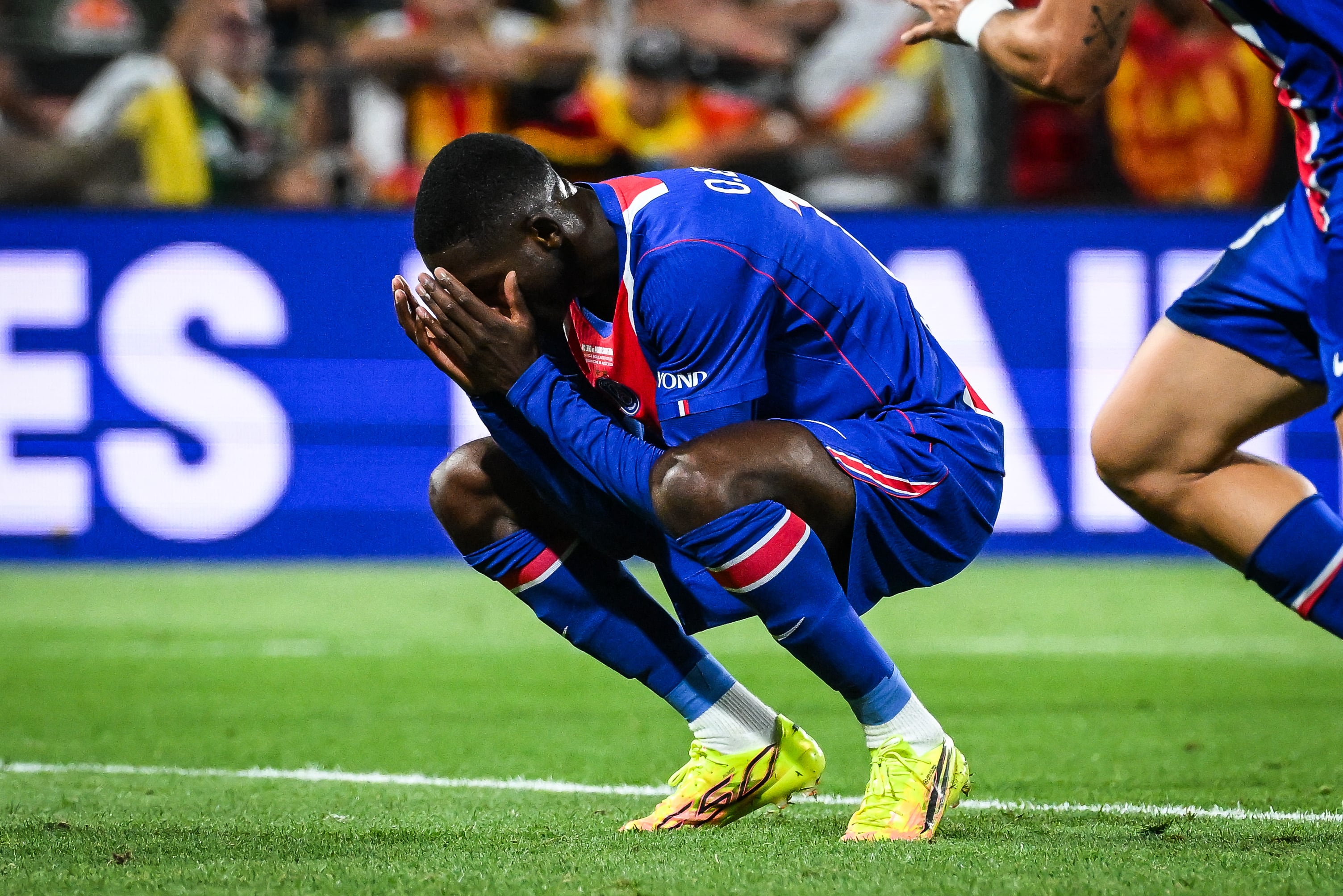 Ousmane Dembélé, delantero del PSG, se muestra afectado tras perder la Supercopa de Francia ante el Lens este 16 de agosto.