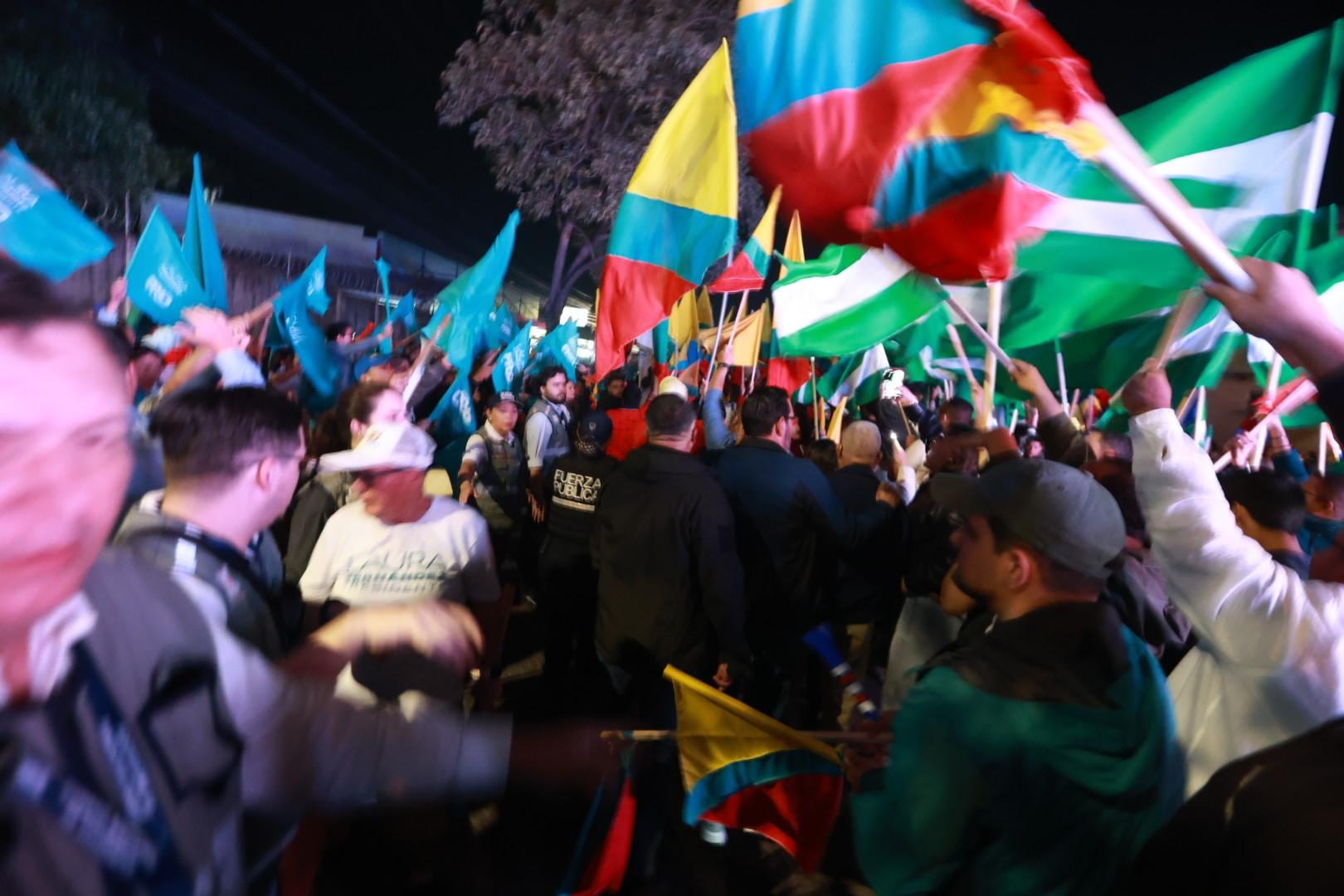 Seguidores de varios partidos políticos calientan el ambiente en las afueras de Repretel con motivo del debate presidencial de este martes 27 de enero, 2026.