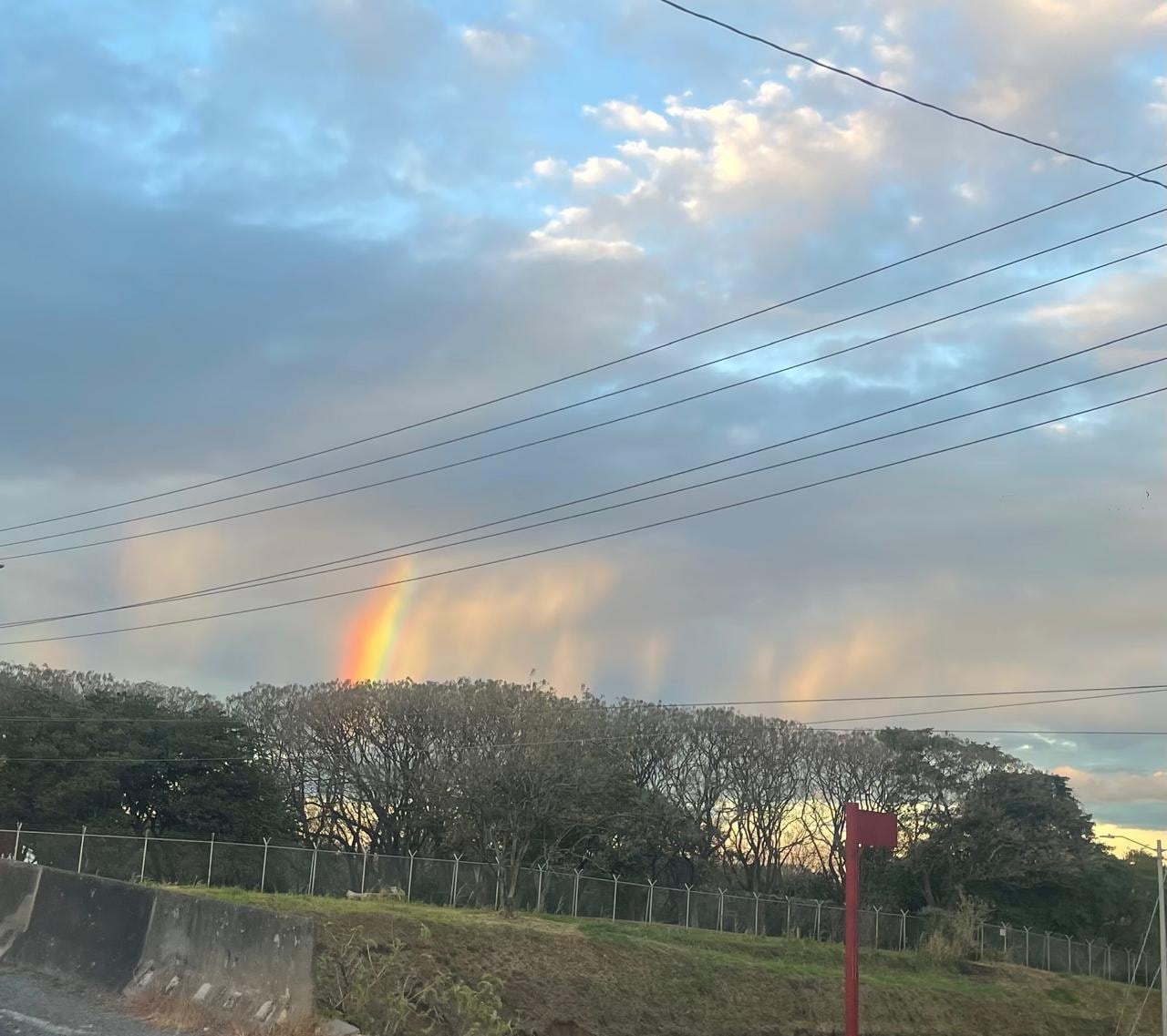 Vecinos de Heredia observaron nubes iridiscentes, un fenómeno óptico poco común causado por la difracción de la luz solar.