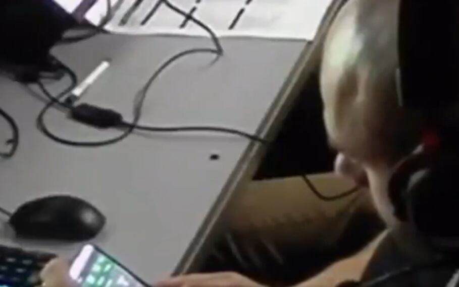 Árbitro del VAR es grabado mientras revisaba sitio de apuestas en pleno partido