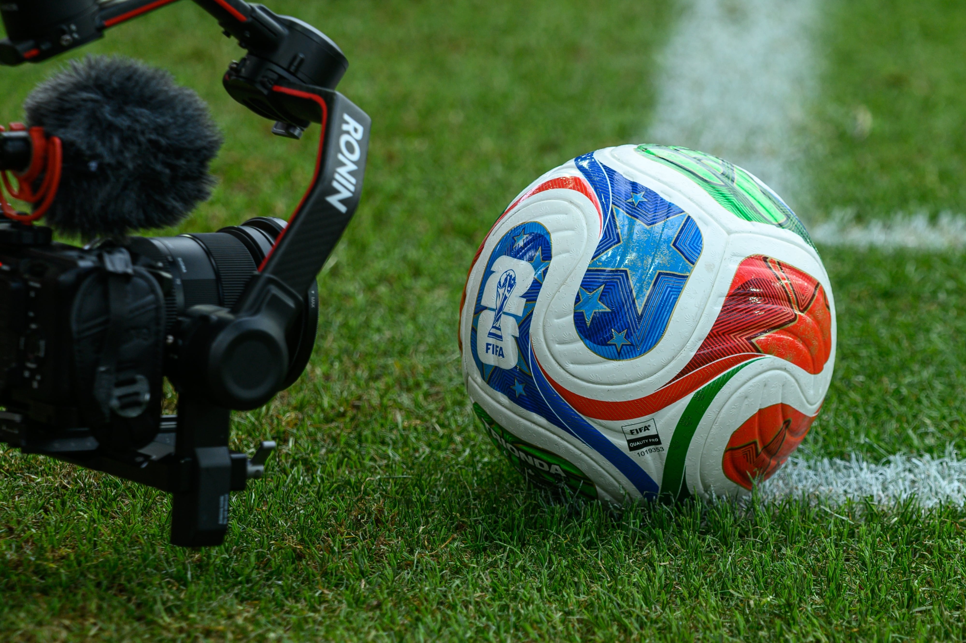 Cámara de video apunta a balón oficial de la FIFA para el Mundial 2026, colocado sobre el césped