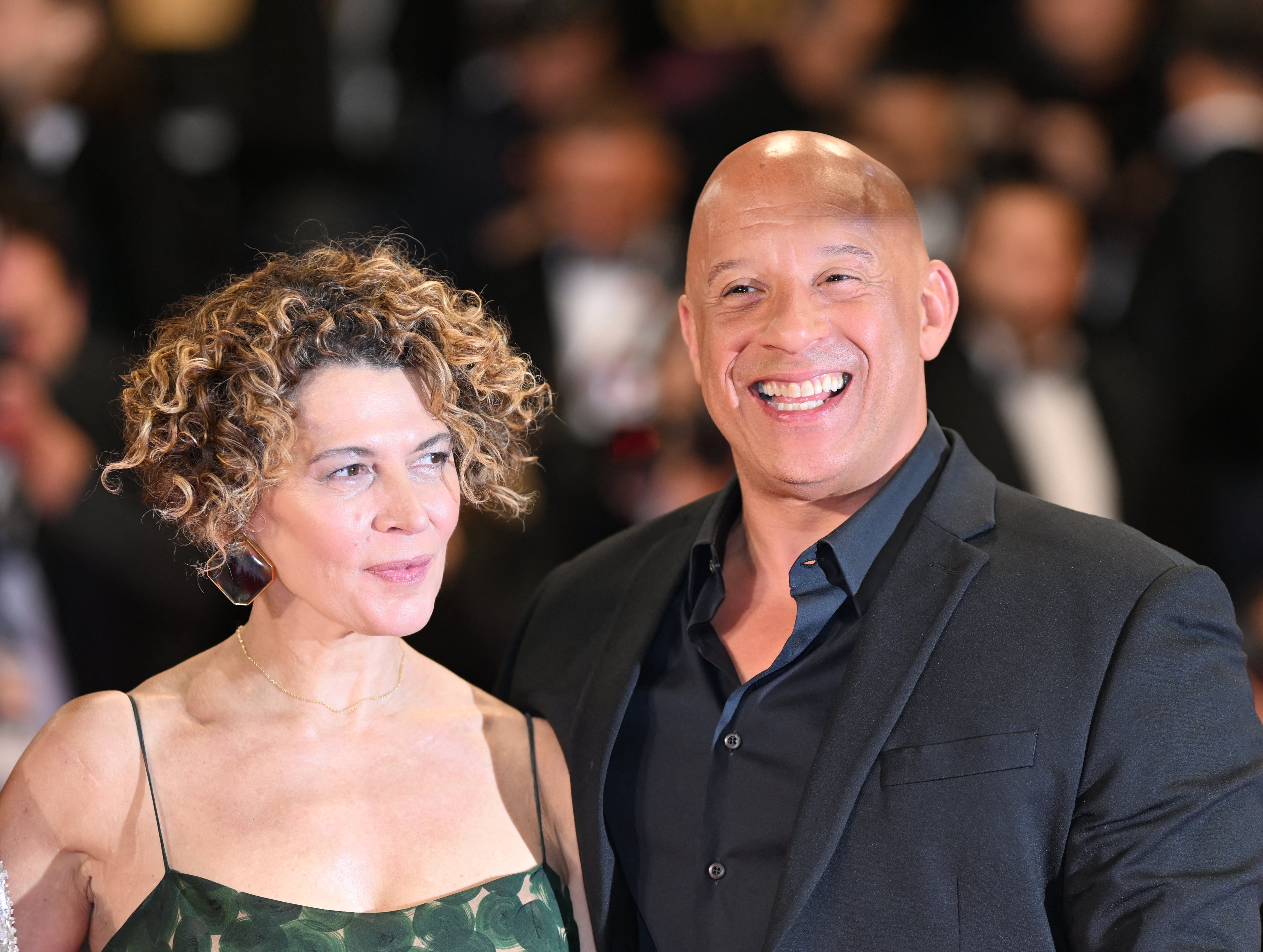 El actor estadounidense Vin Diesel (derecha) y la ejecutiva de medios estadounidense Donna Langley (izquierda) llegan a la proyección de la película 'Rápidos y Furiosos' en la 79.ª edición del Festival de Cine de Cannes.