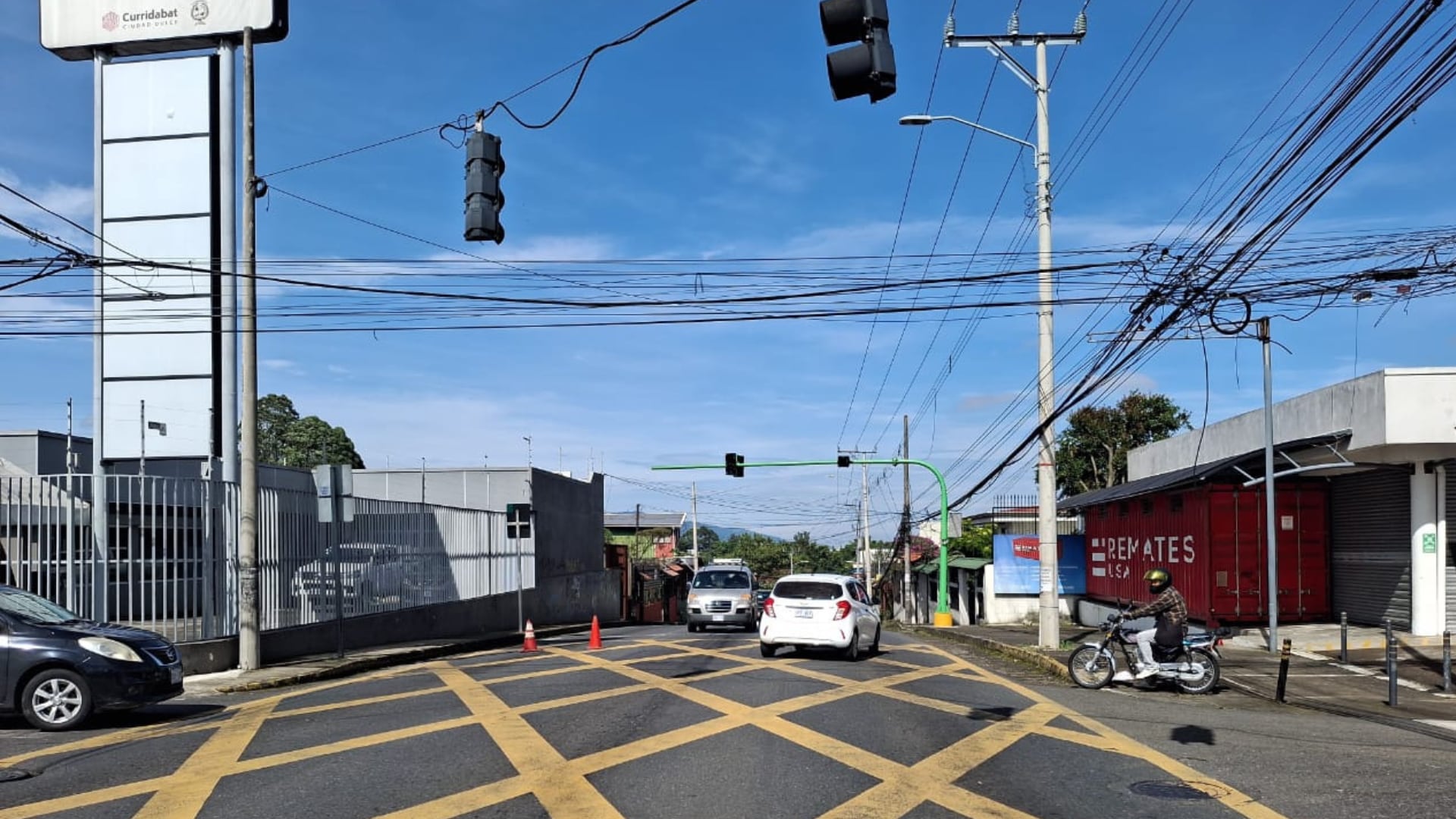 La implementación del carril reversible incluye nueva señalización horizontal y vertical, así como semáforos específicos para ordenar los cambios de sentido y reducir maniobras riesgosas.