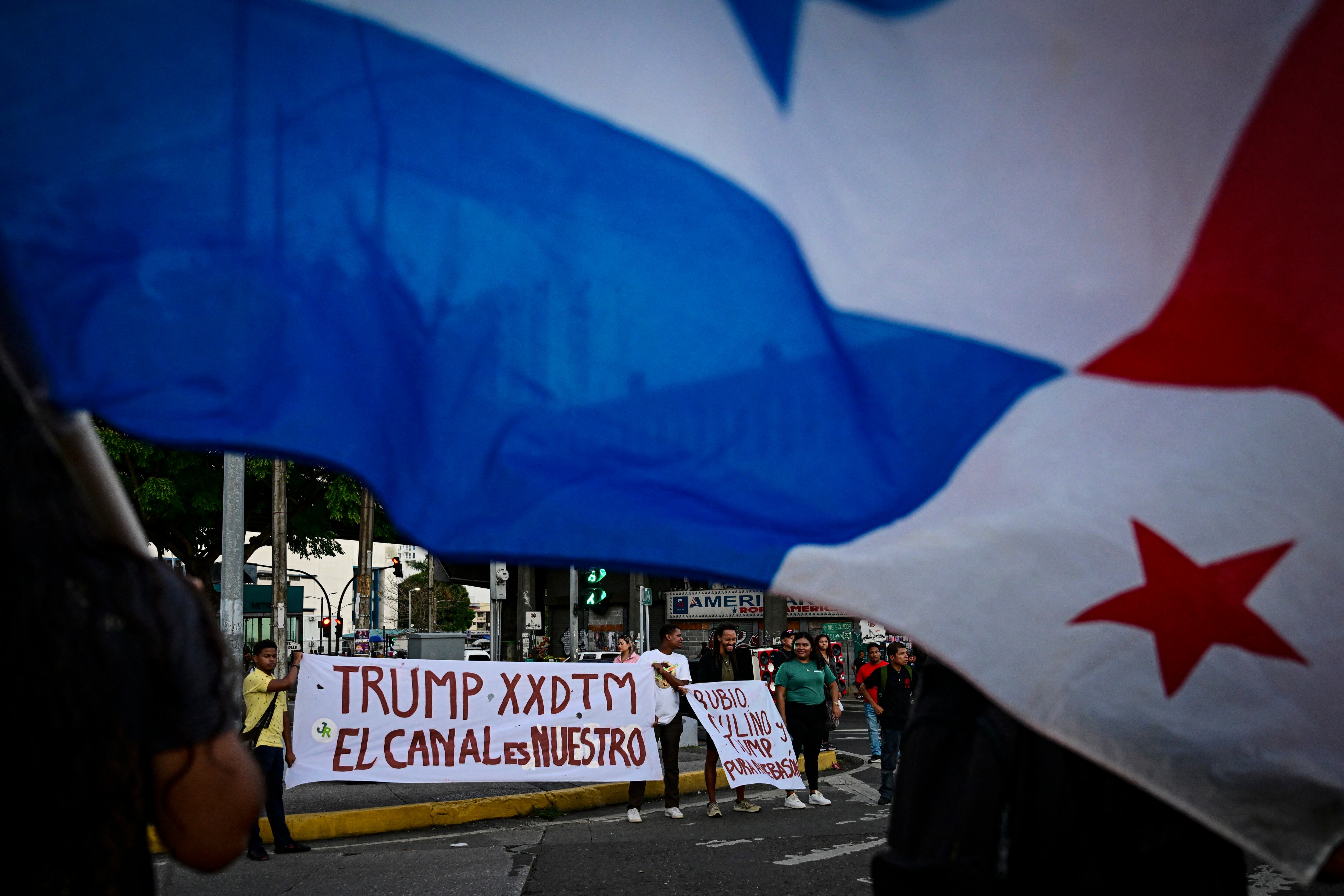 Los manifestantes sostienen un cartel que dice en español 'Trump XXDTM, el canal es nuestro' mientras participan en una protesta contra la visita del Secretario de Estado de Estados Unidos, Marco Rubio, en la Ciudad de Panamá