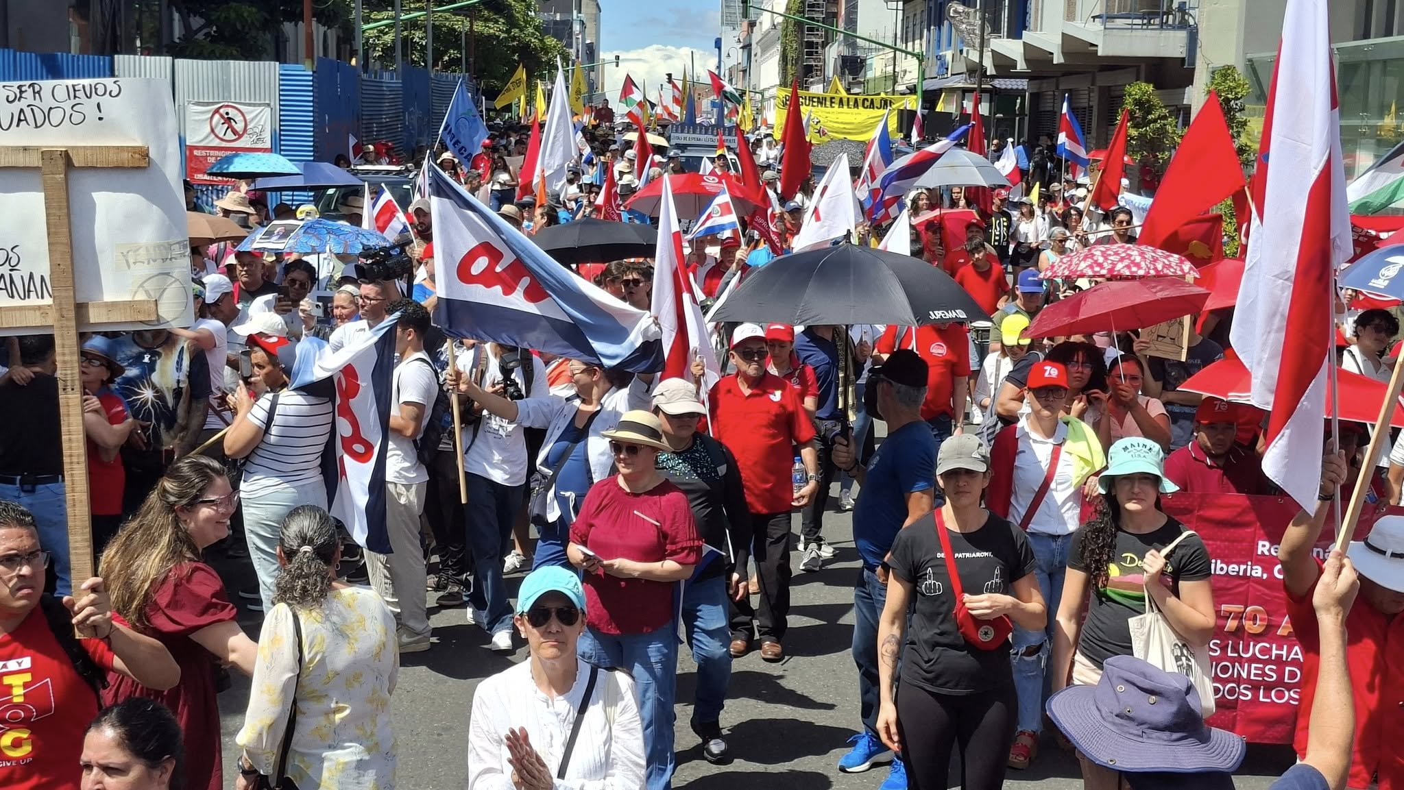 Manifestantes en la marcha en favor de la CCSS.