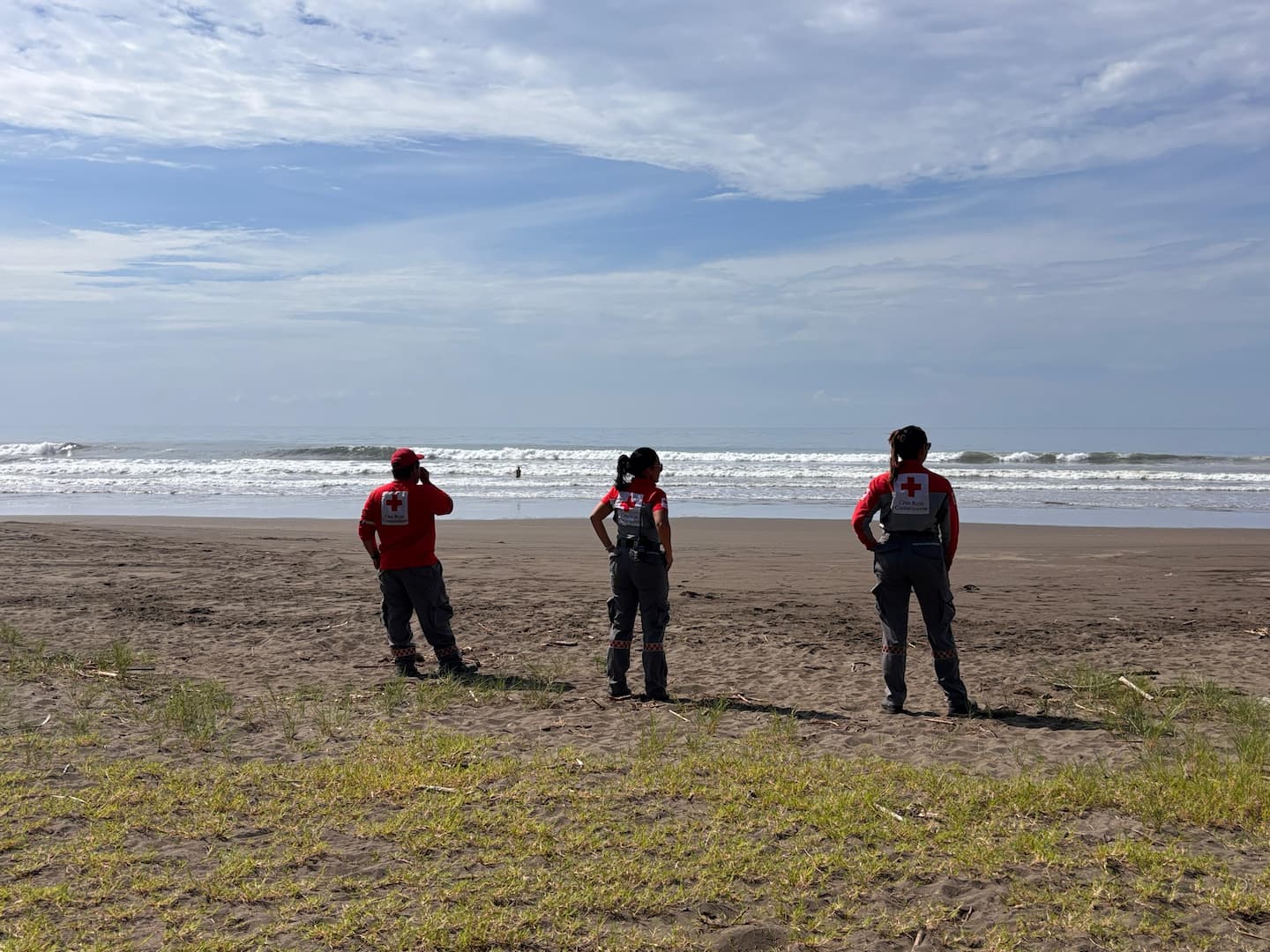 Socorristas de la Cruz Roja Costarricense mantienen labores de búsqueda por tierra y playa.