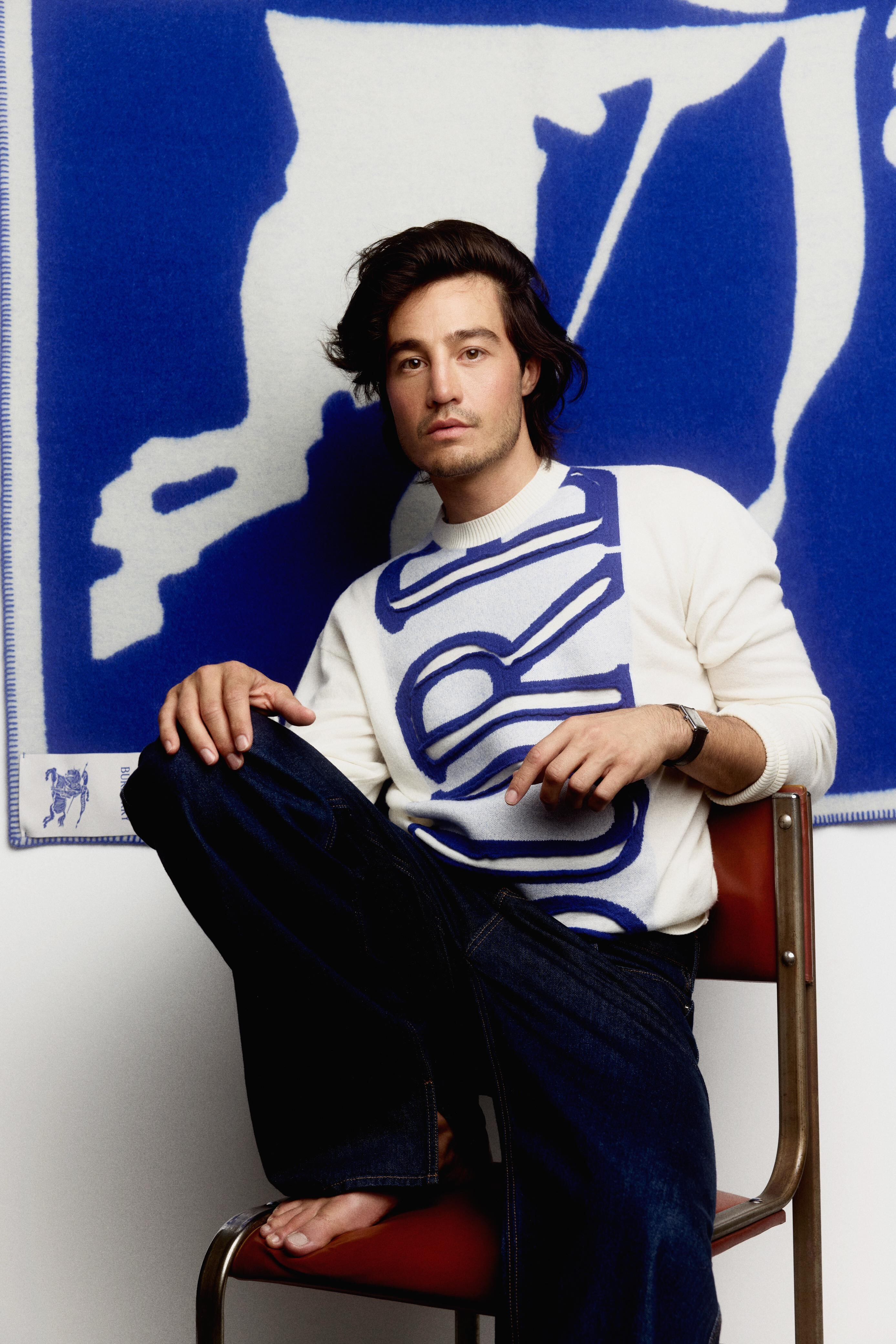 Imágenes promocionales de la nueva música del cantante brasileño Tiago IORC. Posa en pantalón negro y camisa blanca.