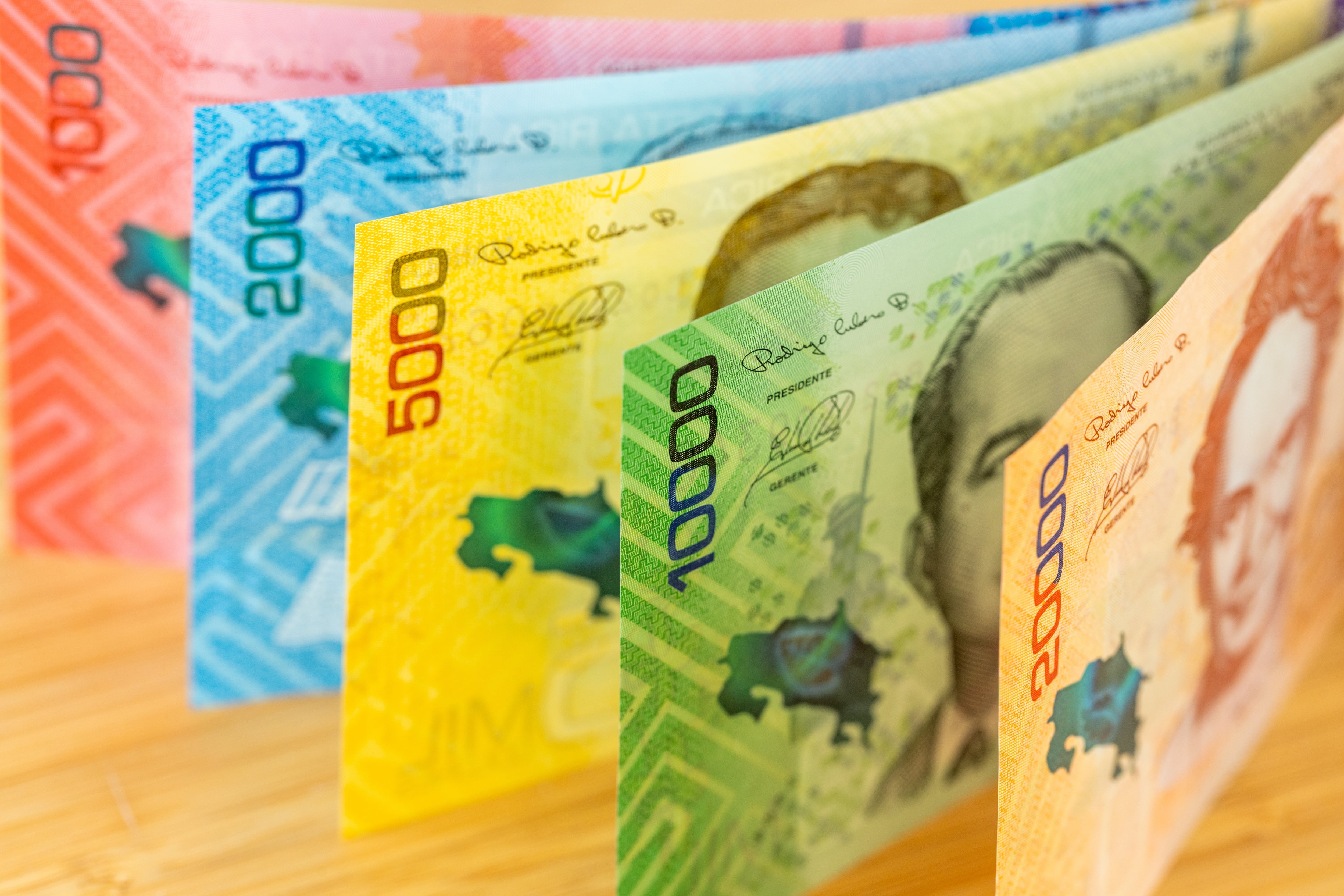 Billetes de diferentes denominaciones del colón costarricense ordenados en fila, utilizados para representar la distribución del ingreso por quintiles según la Enigh 2024 y el peso de los hogares de clase media en Costa Rica.