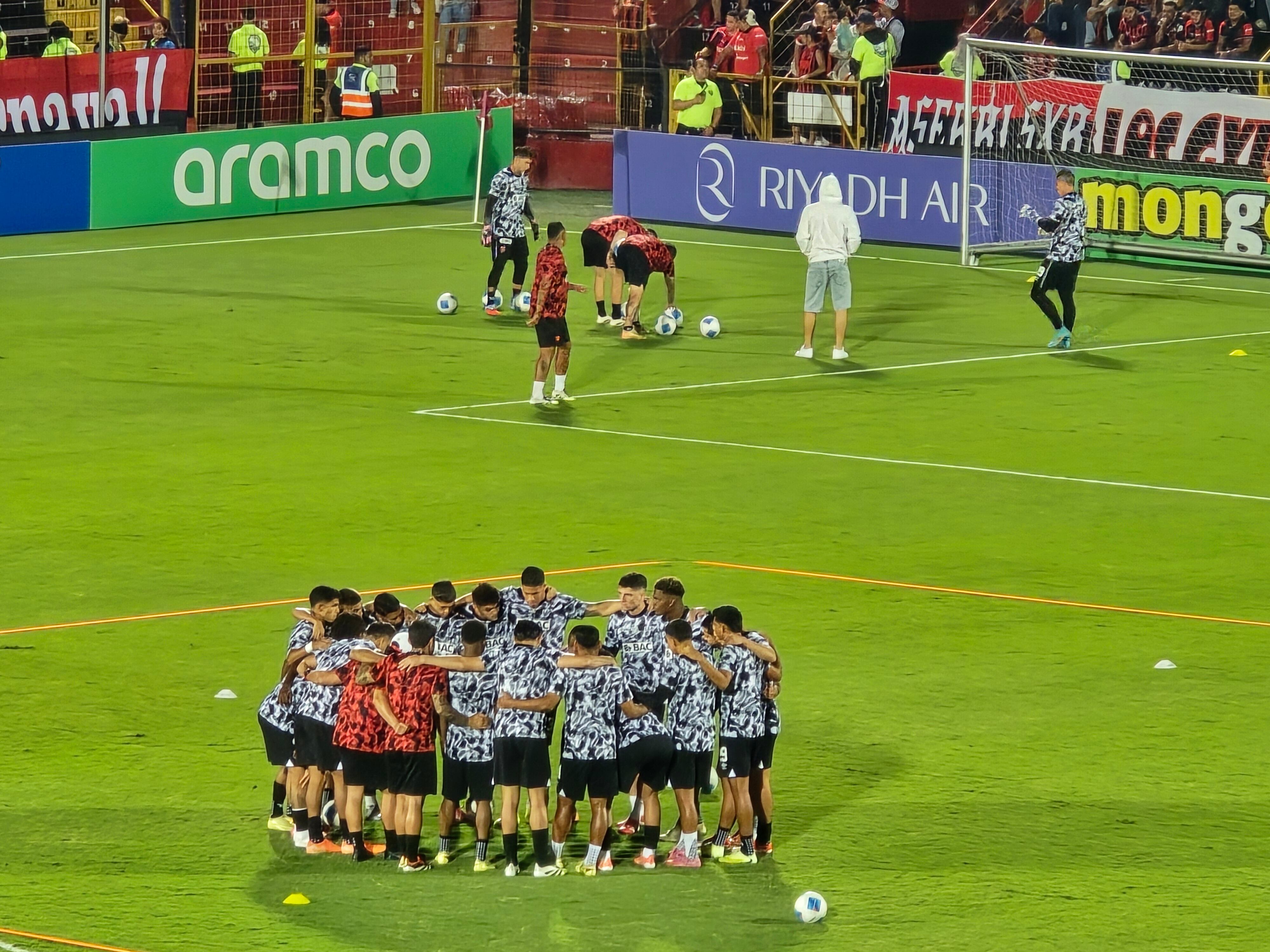 Liga Deportiva Alajuelense salió a calentar, pero antes, todos se reunieron en un círculo, antes de la final de la Copa Centroamericana de Concacaf contra Xelajú.