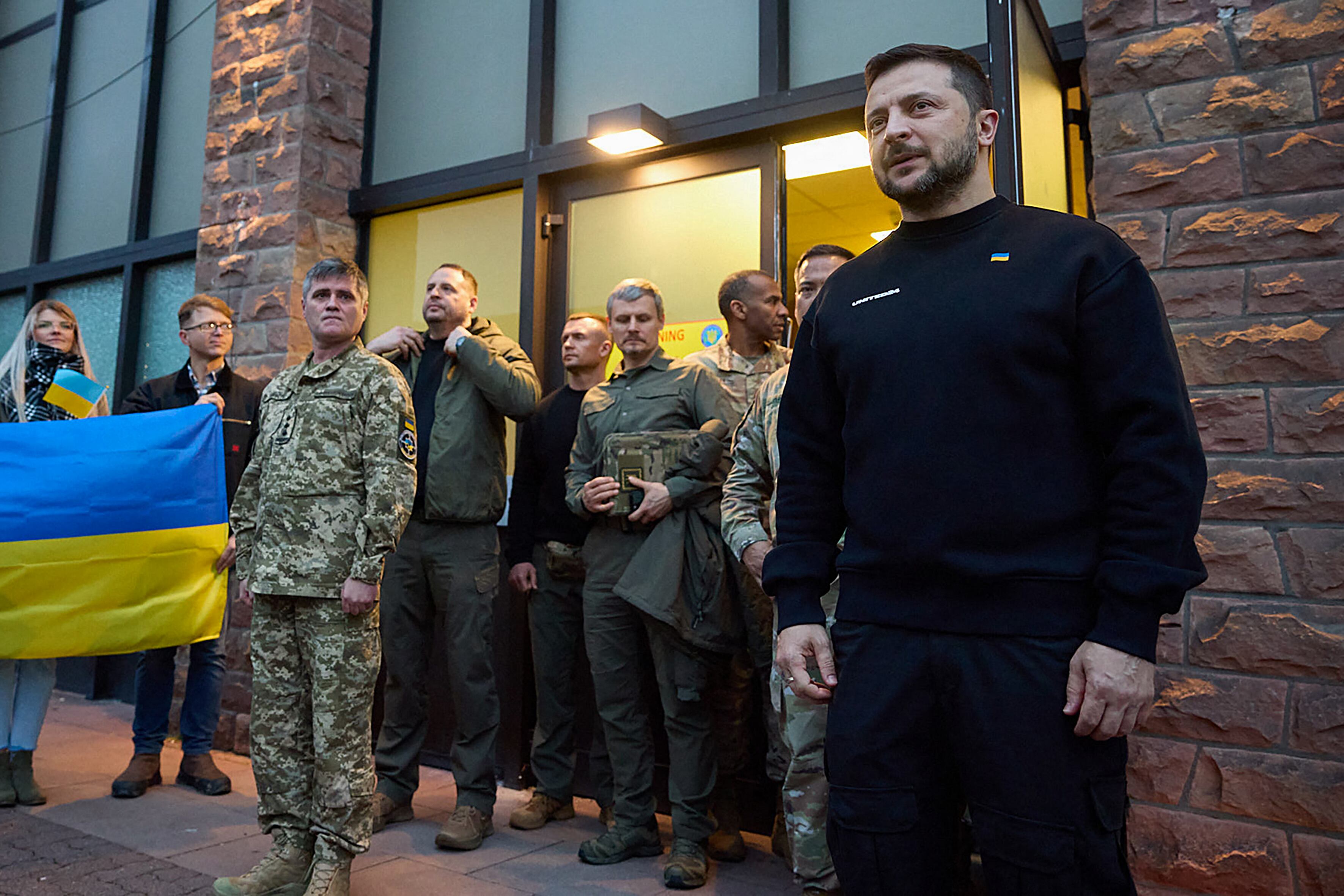 Esta fotografía tomada y publicada por el Servicio de Prensa Presidencial de Ucrania muestra al presidente de Ucrania, Volodymyr Zelensky (derecha), de pie a su llegada al Comando del Ejército de EE. UU. en Europa en Wiesbaden durante una visita sorpresa a Alemania, mientras Kiev intenta garantizar el continuo apoyo occidental al país en conflicto.