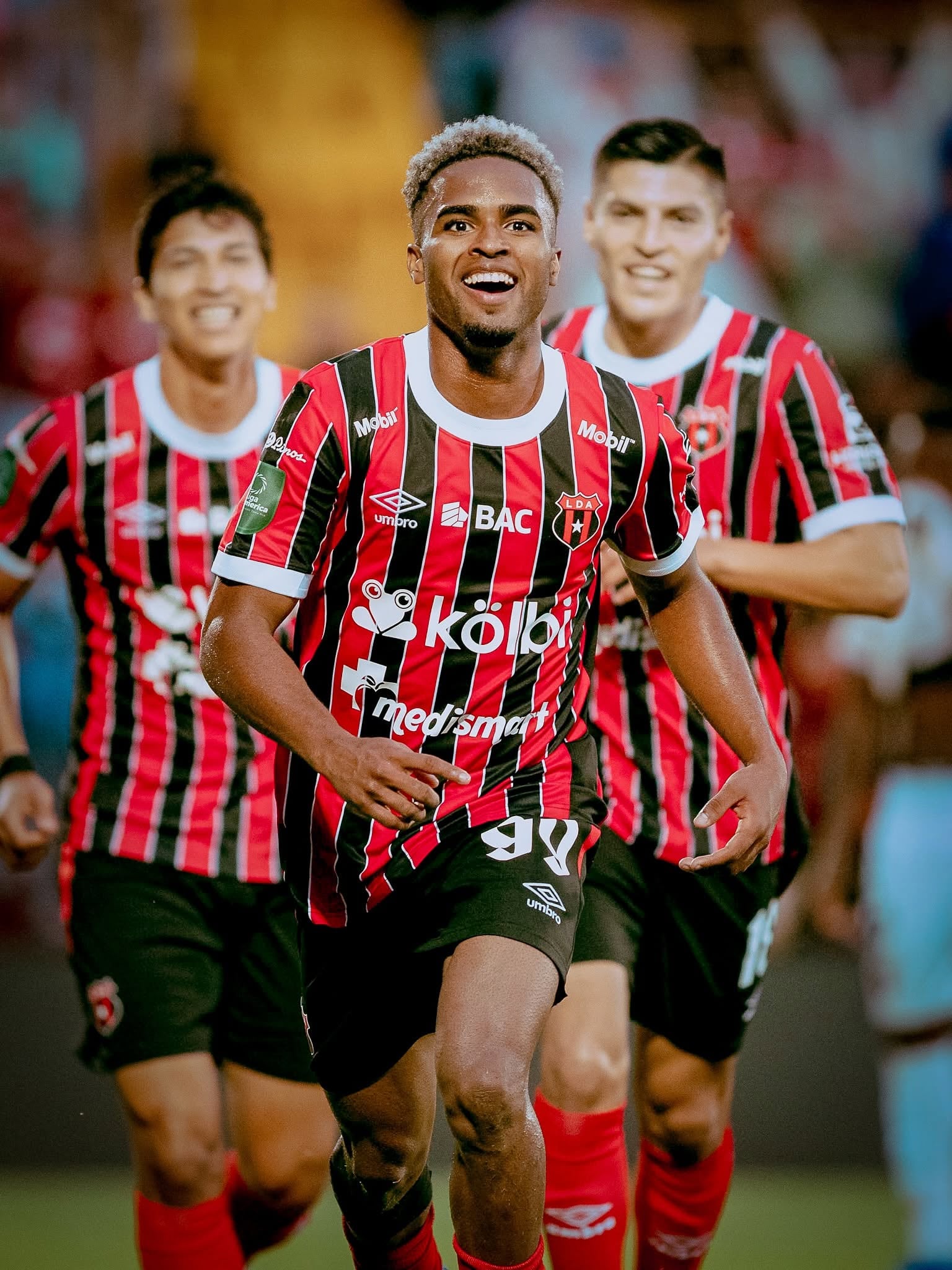 Kenyel Michel está encendido con Liga Deportiva Alajuelense. Los mexicanos Ángel Zaldívar y Ronaldo Cisneros jugaron juntos el sábado pasado.