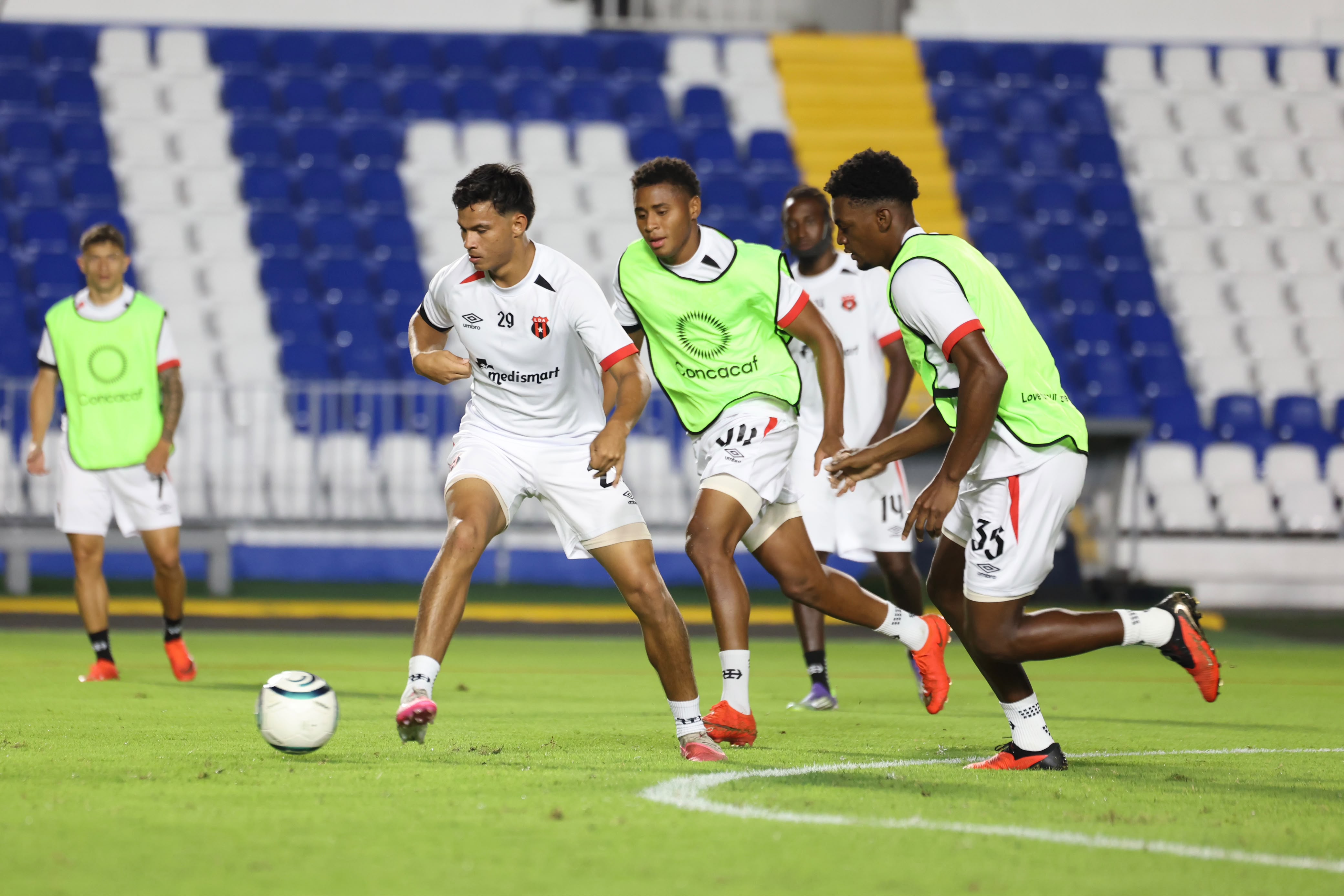 Óscar Ramírez decide cómo relevar a Rónald Matarrita en partido entre Motagua y Alajuelense