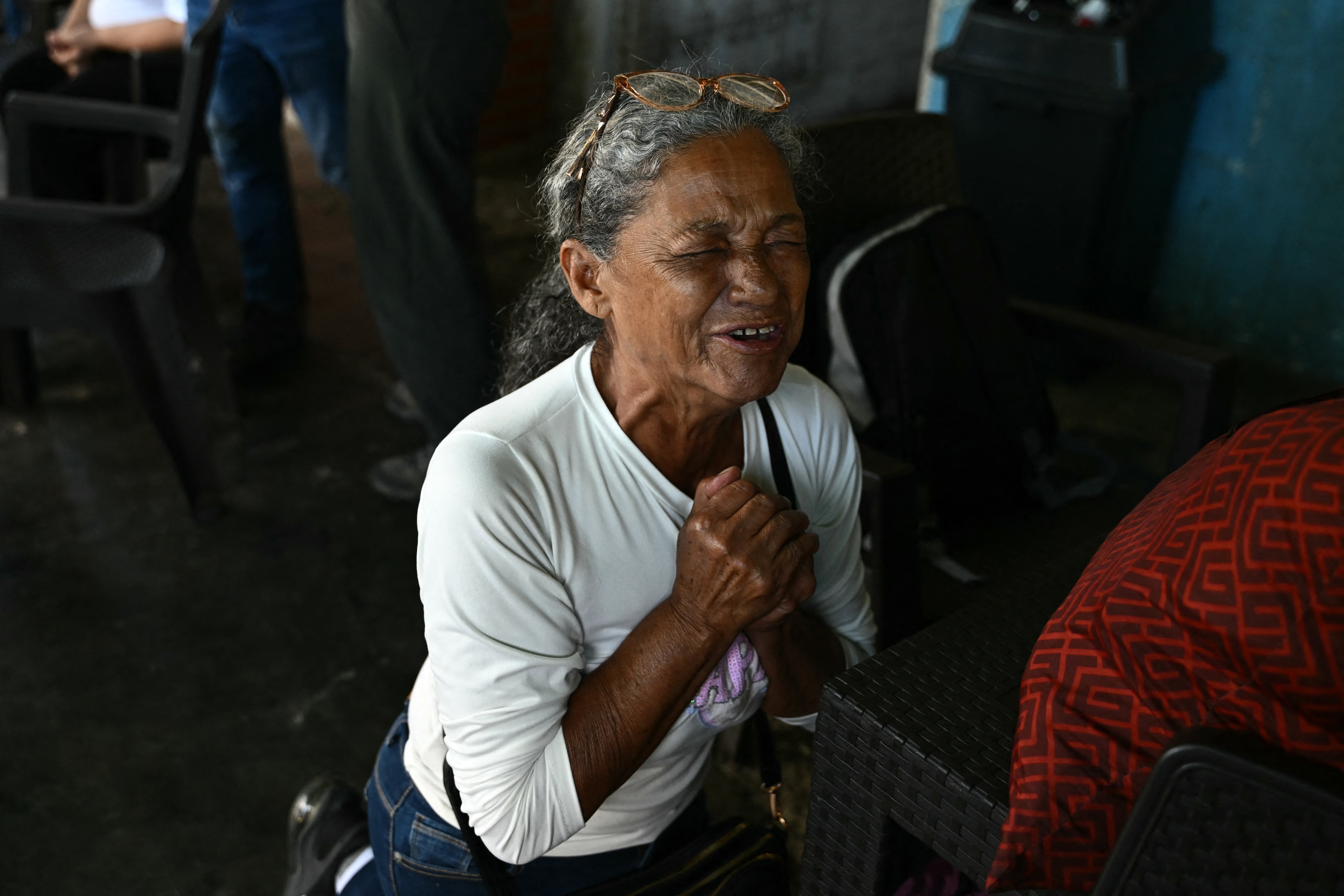 Un familiar de un recluso reacciona tras enterarse de que ha llegado una boleta de excarcelación oficial a la prisión El Rodeo I en Guatire, estado Miranda, a unos 30 kilómetros al este de Caracas, el 9 de enero de 2026.