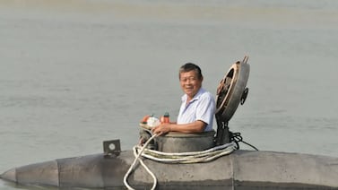 Submarino casero en China: carpintero de 60 años logra sumergirse ocho metros tras años de pruebas