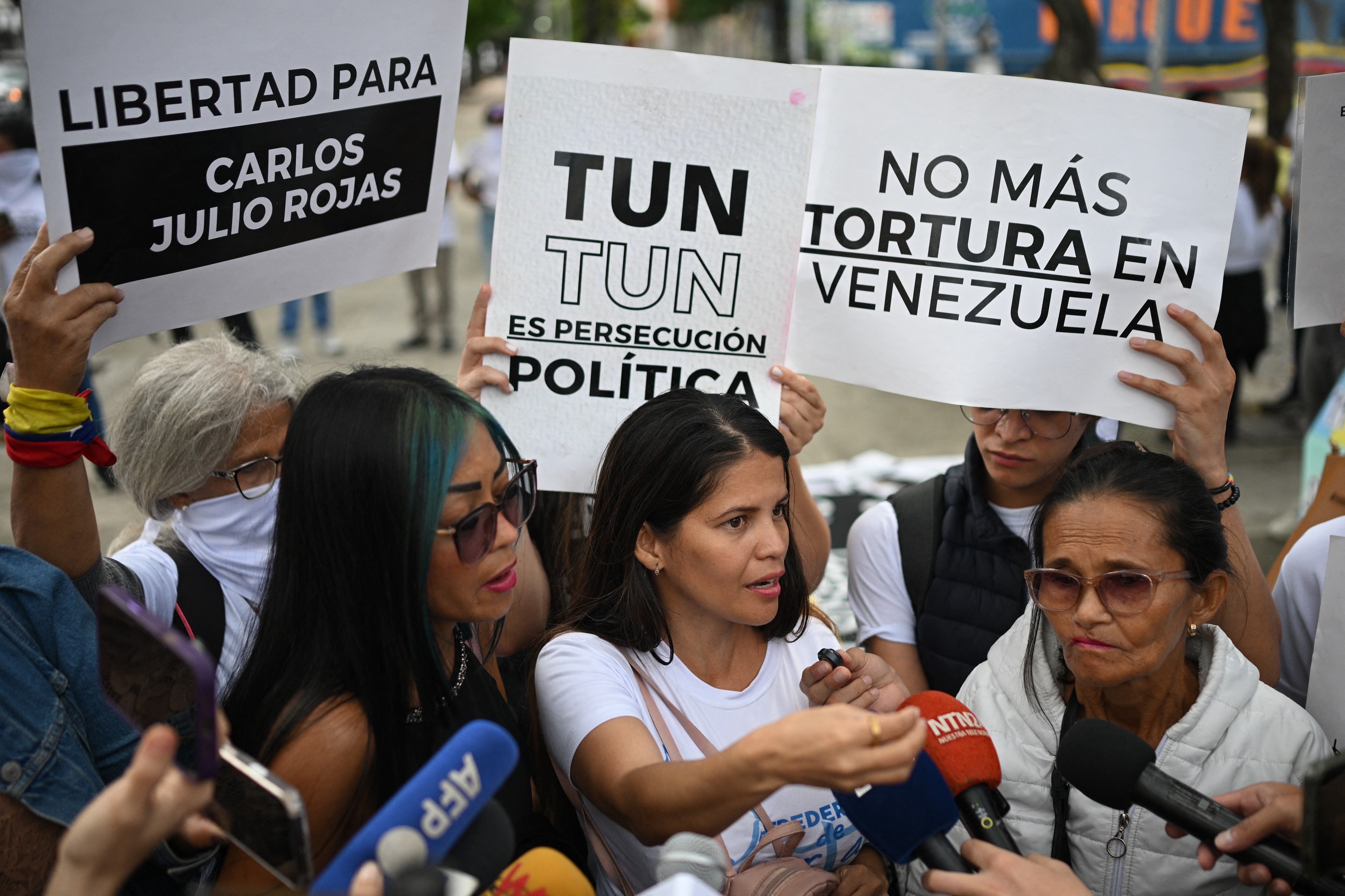 Yurisme Sanchez (Izquierda), Mónica Sanchez (Centro), hermanas, e Isabel Ramírez (Derecha) madre de Carlos Valecillo, un hombre arrestado durante las protestas después de las elecciones presidenciales. (Foto. Federico PARRA / AFP)