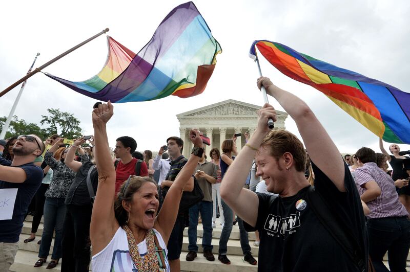 Júbilo   frente a la Corte Suprema al conocerse de la decisión. Por el contrario, este hombre apoyó  al matrimonio heterosexual (centro).  Sara Joseph y Katrina Council se casaron ayer en Nueva York. | AFP Y EFE