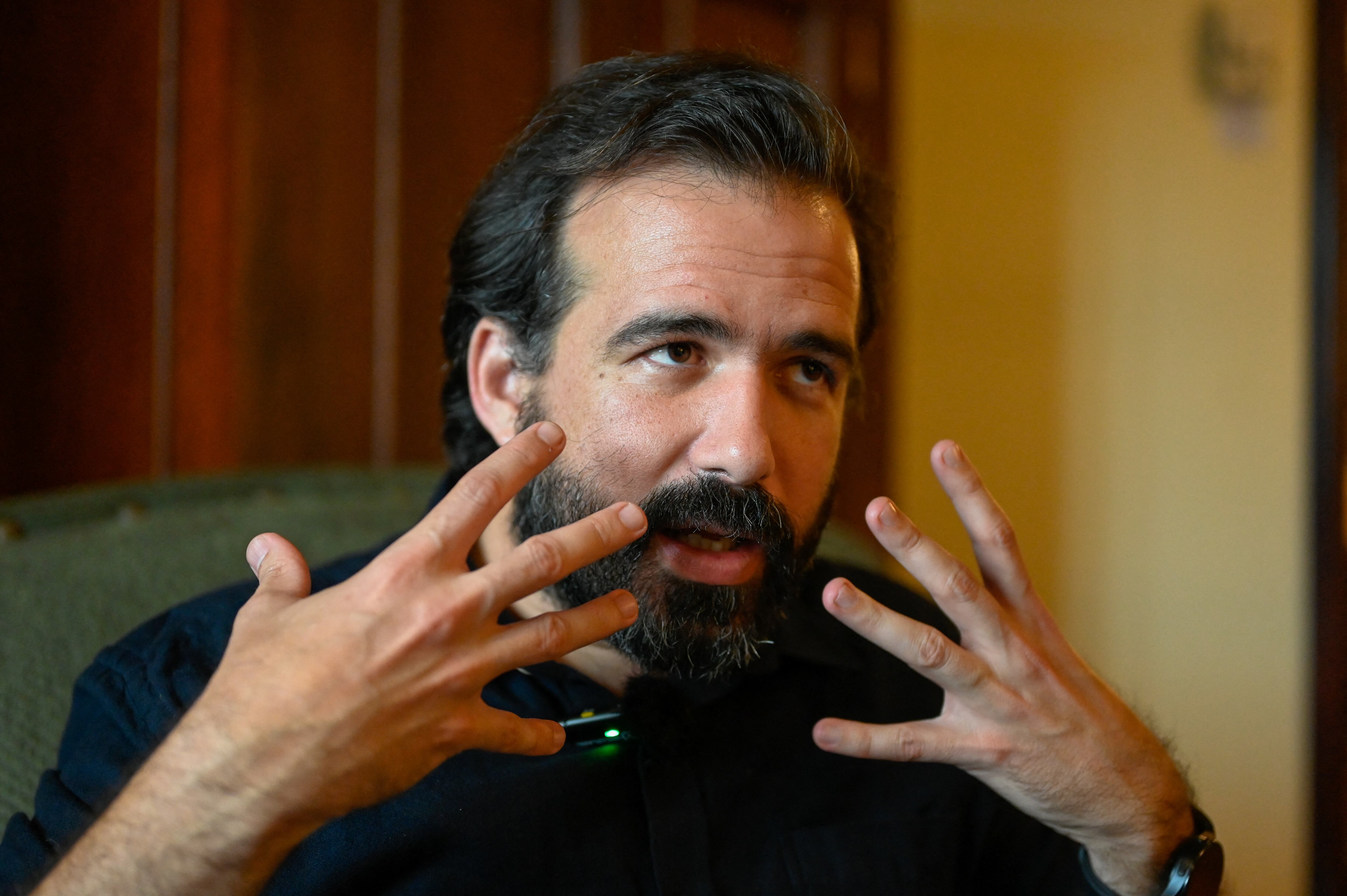 Artur Romeu, director de la oficina regional para América Latina de Reporteros sin Fronteras, habla durante una entrevista con AFP en Ciudad de Guatemala. Según Romeu, la disputada reelección del presidente Nicolás Maduro en Venezuela "recrudecerá" los ataques contra la prensa. También advirtió sobre una escalada en la persecución a periodistas en Nicaragua. Foto JOHAN ORDONEZ / AFP