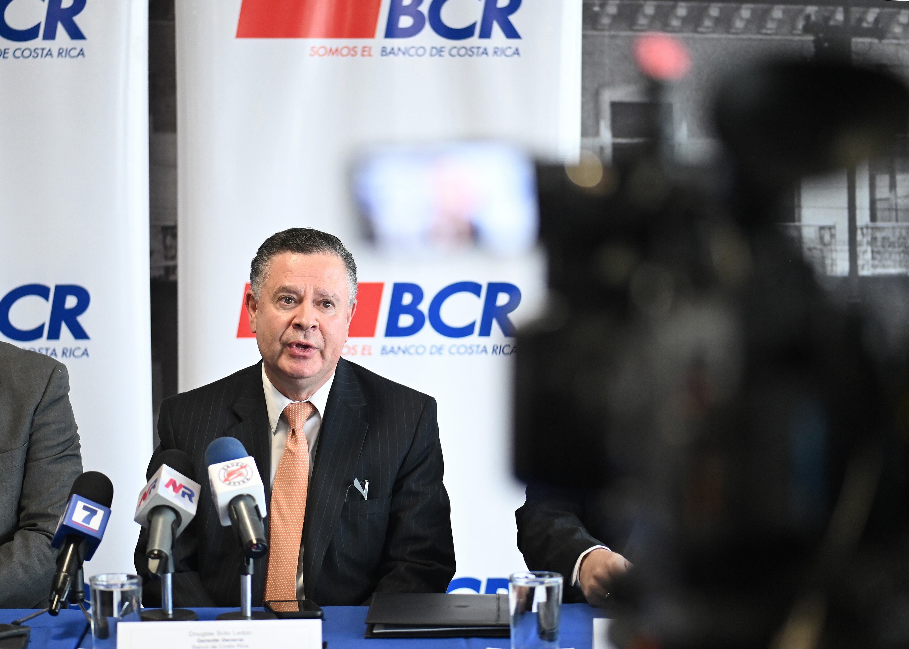 26 de julio del 2024. BCR, San José. Altos funcionarios del BCR brindan conferencia relacionada con la Sociedad Administradora de Fondos de Inversión. . En la foto de izq. a der en la mesa principal: Douglas Montero, gerente general de SAFI, Luis Emilio Cuenca, presidente de la Junta Directiva, Douglas Soto Leitón, Gerente general BCR y Manfred Sáenz Montero, gerente Corporativo. Douglas Soto (der) y Emilio Cuenca durante conferencia. Foto: Albert Marín para Economía de la Nación.
