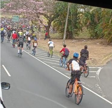Varios ciclistas realizan maniobras peligrosas sobre una sola rueda en vías de San José, mientras se dirigían a un evento privado organizado por el grupo GodsBike_Stund.