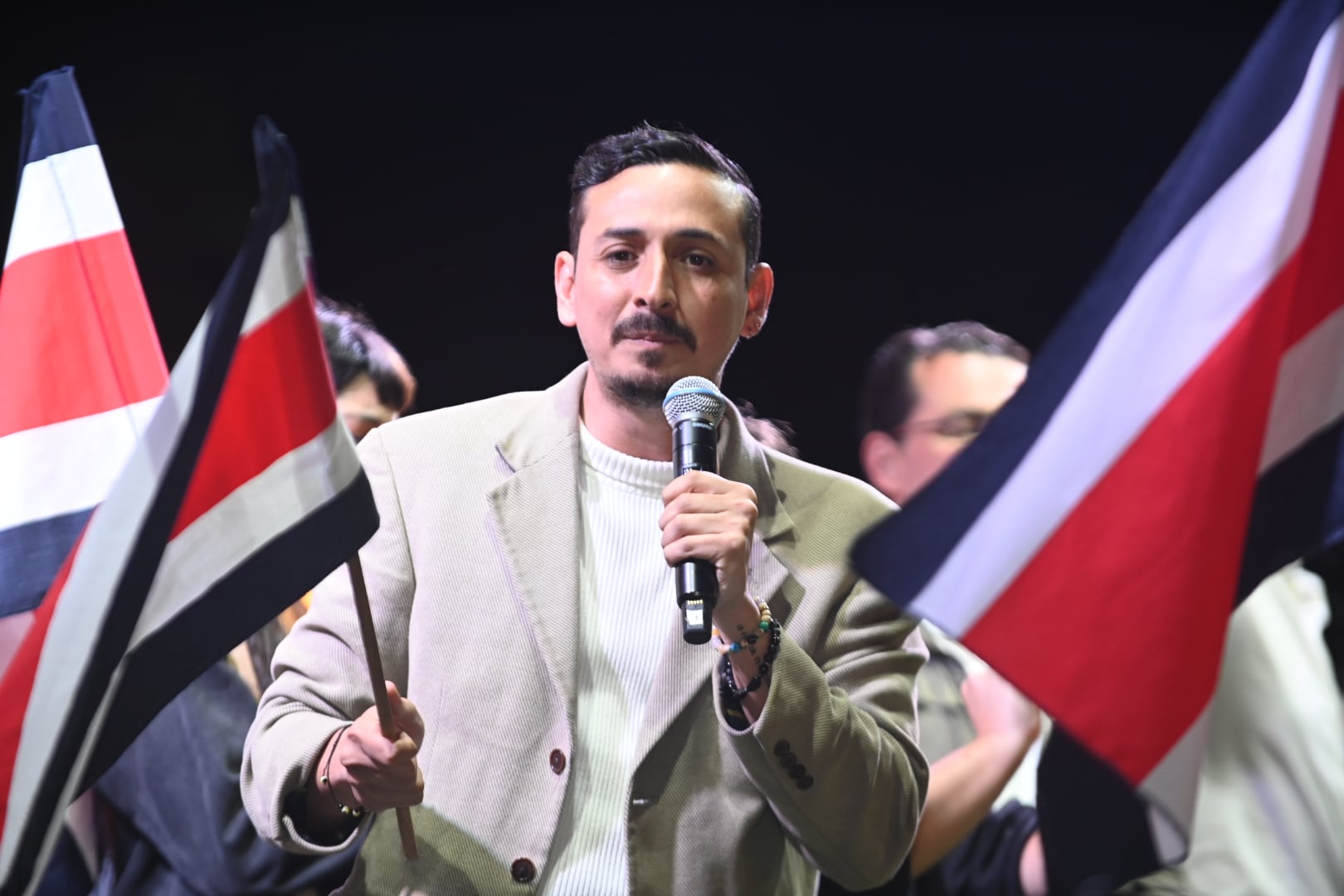 01 de febrero 2026. Parqueo ubicado al costado este del Museo Nacional, San José. 20:00 hrs. El candidato presidencial por el Frente Amplio, Ariel Robles, se reunió con sus simpatizantes para seguir de cerca el resultado de las elecciones presidenciales 2026. Una vez conocido el resultado el candidato dio una conferencia de prensa. Foto: Albert Marin