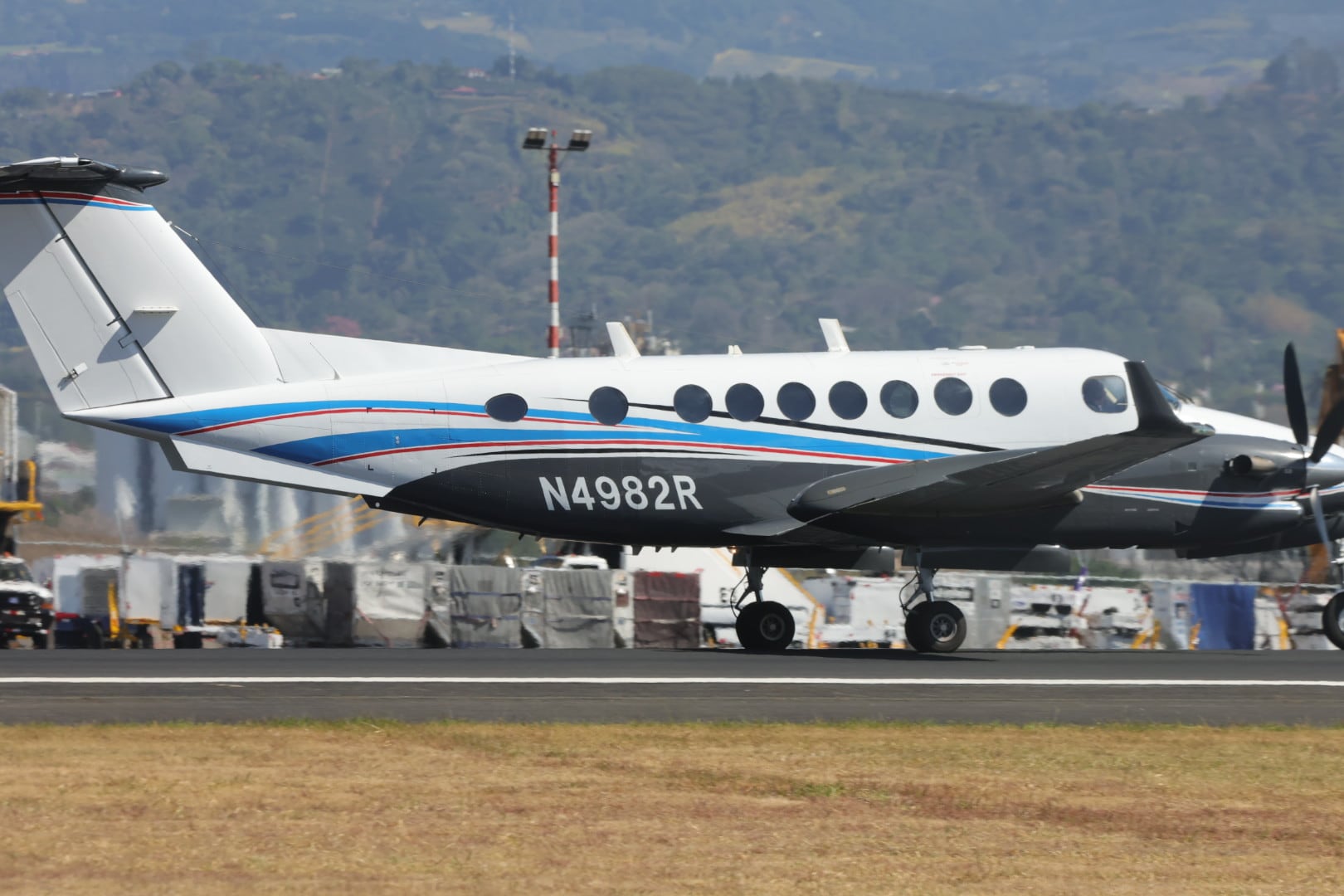 Despegue del avión que lleva a los extraditables Celso Gamboa y Edwin López, alias Pecho de Rata, hacia Estados Unidos.