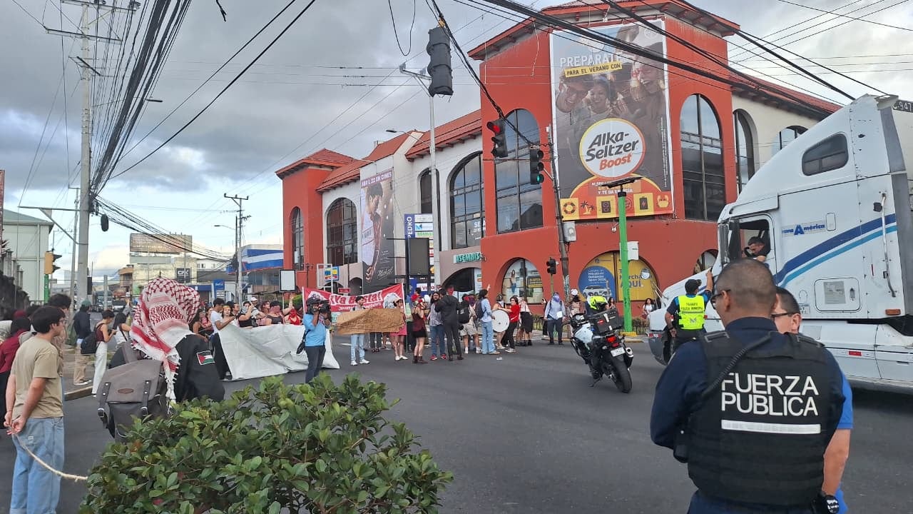 Manifestación de estudiantes de la UCR frente al Oulet Mall en San Pedro por el FEES.
