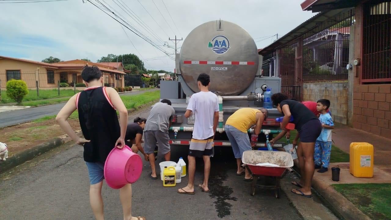 Ante la posible contaminación del agua, vecinos de Puntarenas y Esparza son abastecidos con cisternas. Foto: Juan Diego Villarreal.