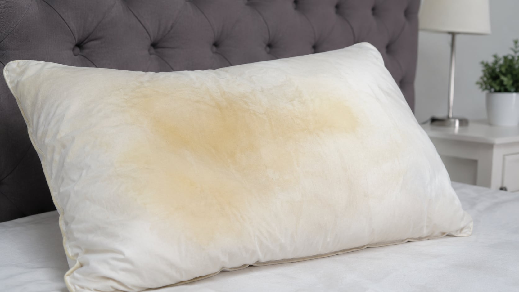 Una almohada con manchas, mal olor o pérdida de forma puede afectar el descanso. Estas son las señales para cambiarla a tiempo.
