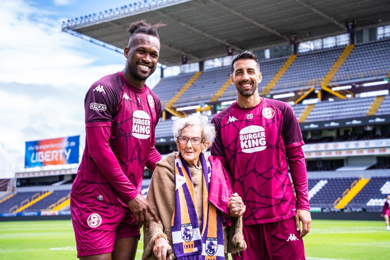 Kendall Waston y Mariano Torres, como capitanes del Saprissa, compartieron con Rosario Quirós, una aficionada morada que acaba de cumplir 100 años.