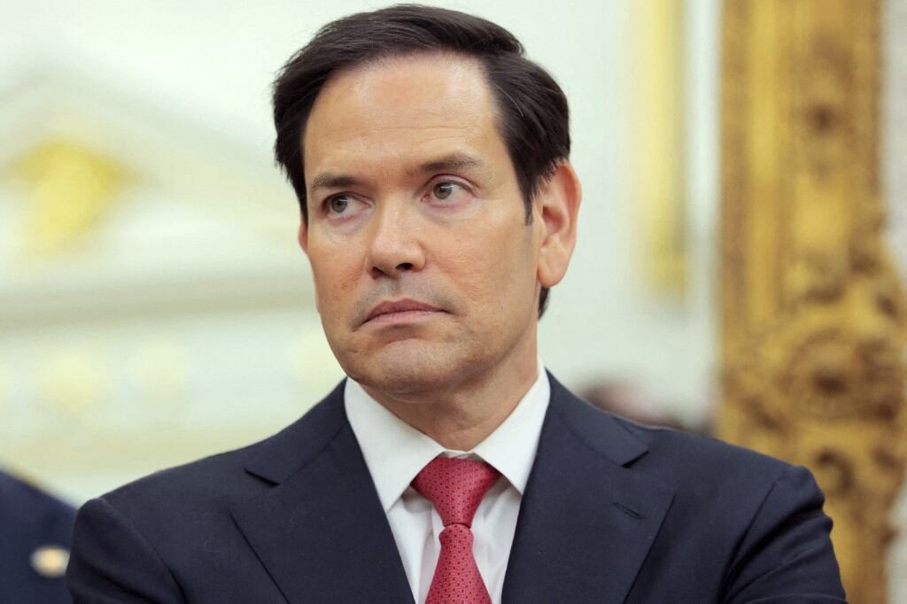 WASHINGTON, D.C. – 6 DE MAYO: El secretario de Estado de EE. UU., Marco Rubio, escucha mientras el presidente Donald Trump habla durante la ceremonia de juramentación del enviado especial para Medio Oriente, Steve Witkoff, en la Oficina Oval de la Casa Blanca, el 6 de mayo de 2025, en Washington, D.C. El presidente Trump ofreció una actualización sobre el conflicto con los hutíes en Medio Oriente.
Anna Moneymaker/Getty Images/AFP (Foto de Anna Moneymaker / GETTY IMAGES NORTH AMERICA / Getty Images vía AFP)