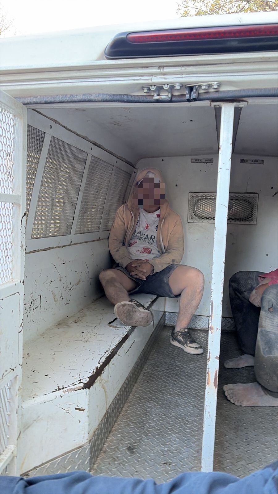 La Fuerza Pública custodió a dos de los sospechosos de robar combustible en Alajuela.