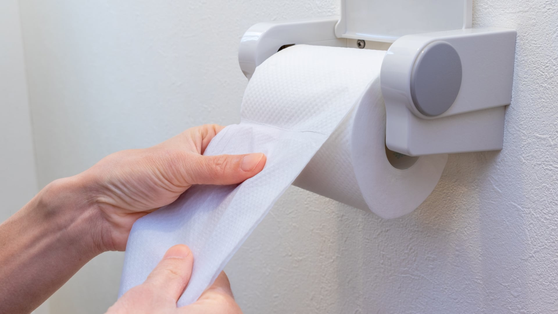 Especialistas alertan sobre los efectos del papel higiénico húmedo y recomiendan alternativas más seguras para proteger la piel sensible.