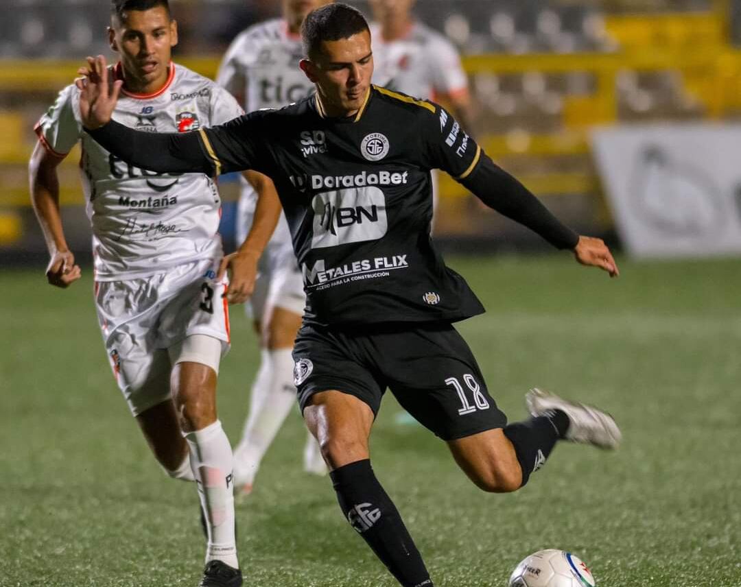 Paulo Rodríguez fue titular con el Sporting FC, en el duelo ante Puntarenas FC, pero no pudo pesar en el compromiso y salió de cambio.