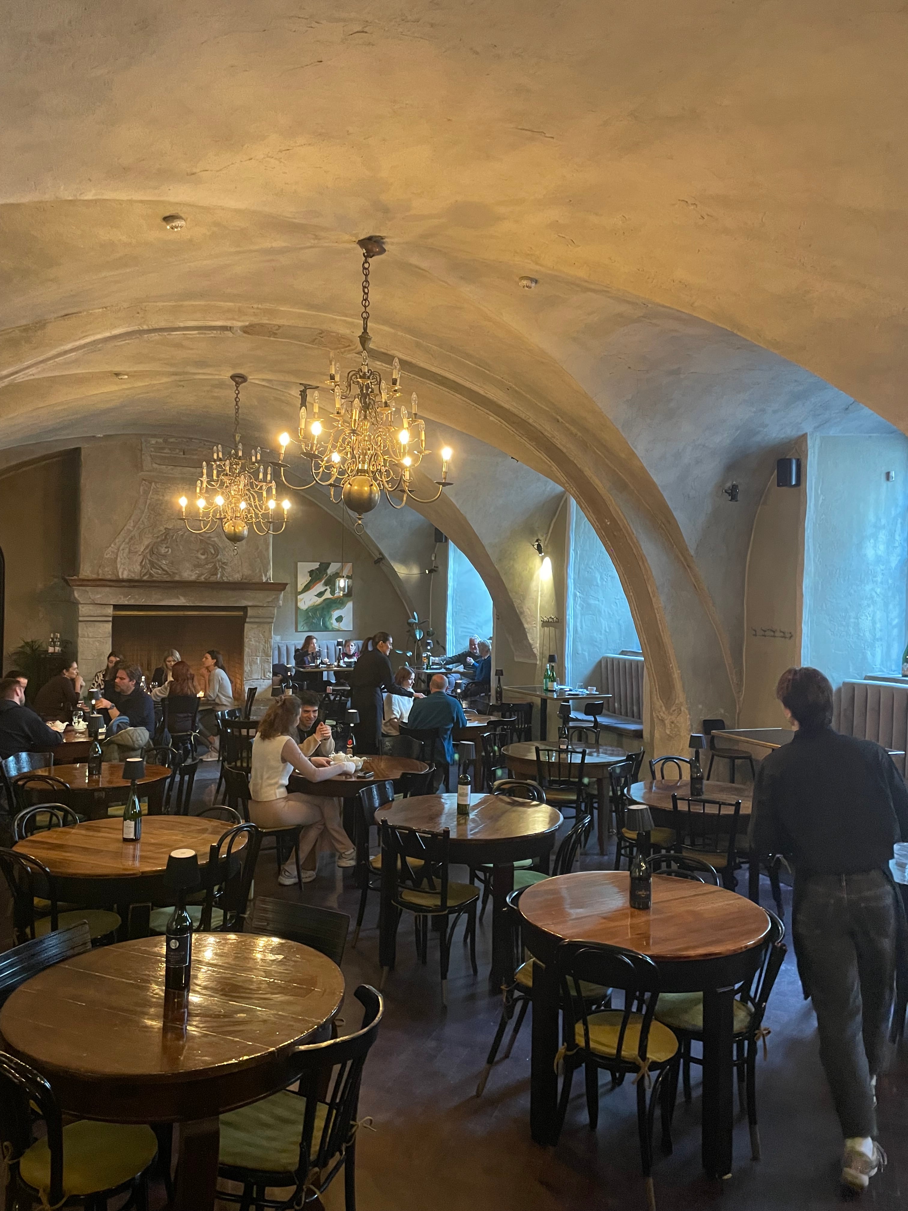 Interior de restaurante La Bohème en Vilna, Lituania, ubicado al lado de un excelente cine.