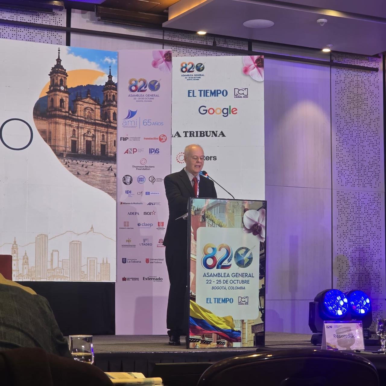 Fernando Castillo Víquez, presidente de la Sala Constitucional, recibió el Gran Premio Chapultepec 2026 de manos de Pierre Manigault, presidente de la Sociedad Interamericana de Prensa (SIP), durante una ceremonia en Bogotá, Colombia.