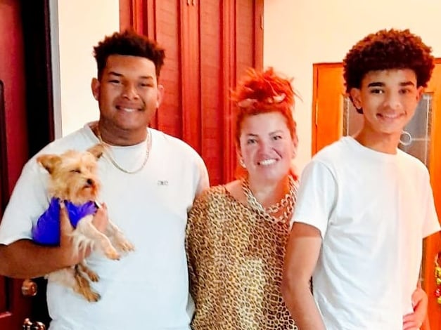 Dax Palmer, futbolista del Saprissa, junto con su madre, Isabel, y su hermano mayor: Deavon, quien juega fútbol americano.