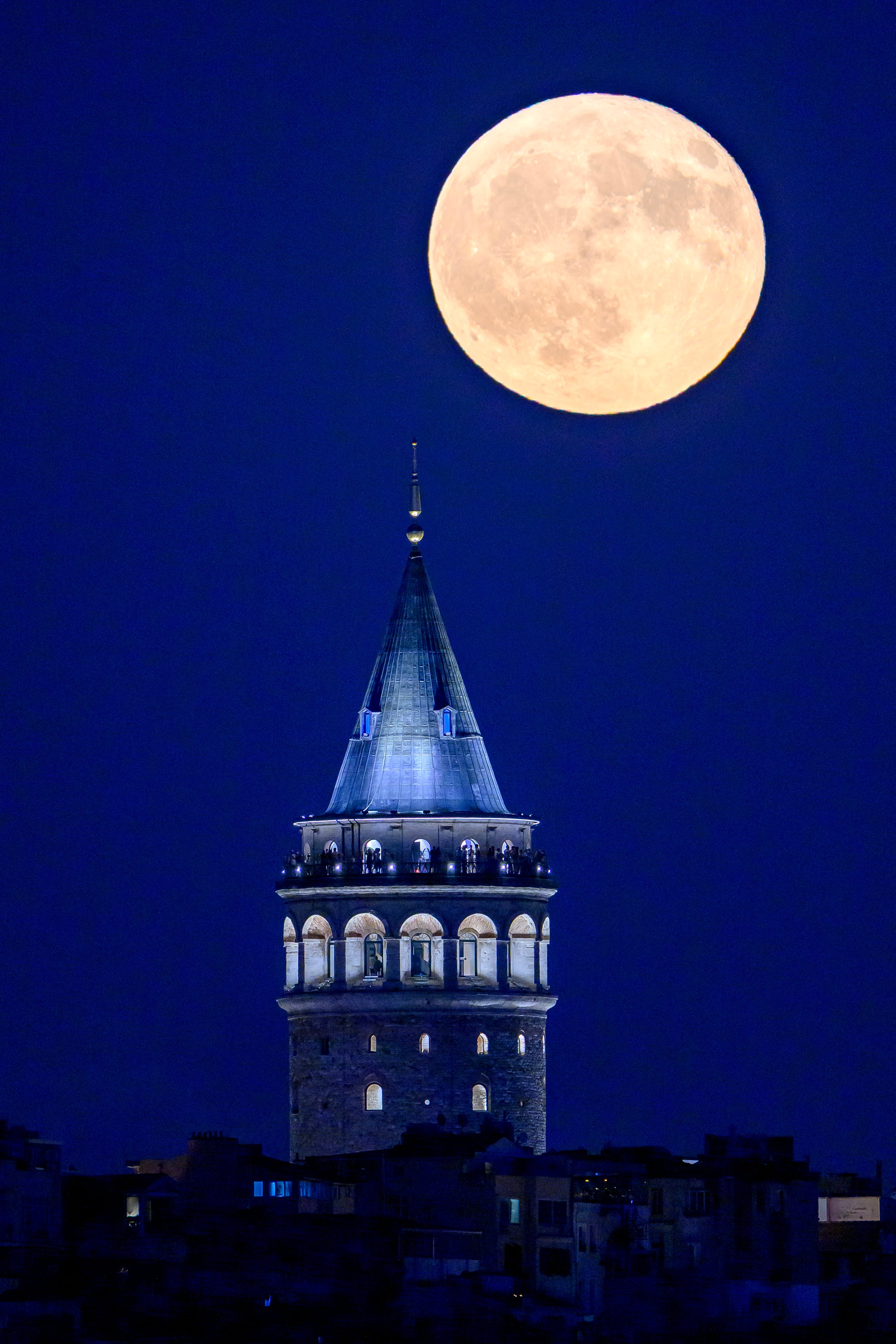 La luna del esturión se observa elevándose sobre la Torre de Gálata en Estambul, el 9 de agosto de 2025. (Foto de Yasin Akgul / AFP)