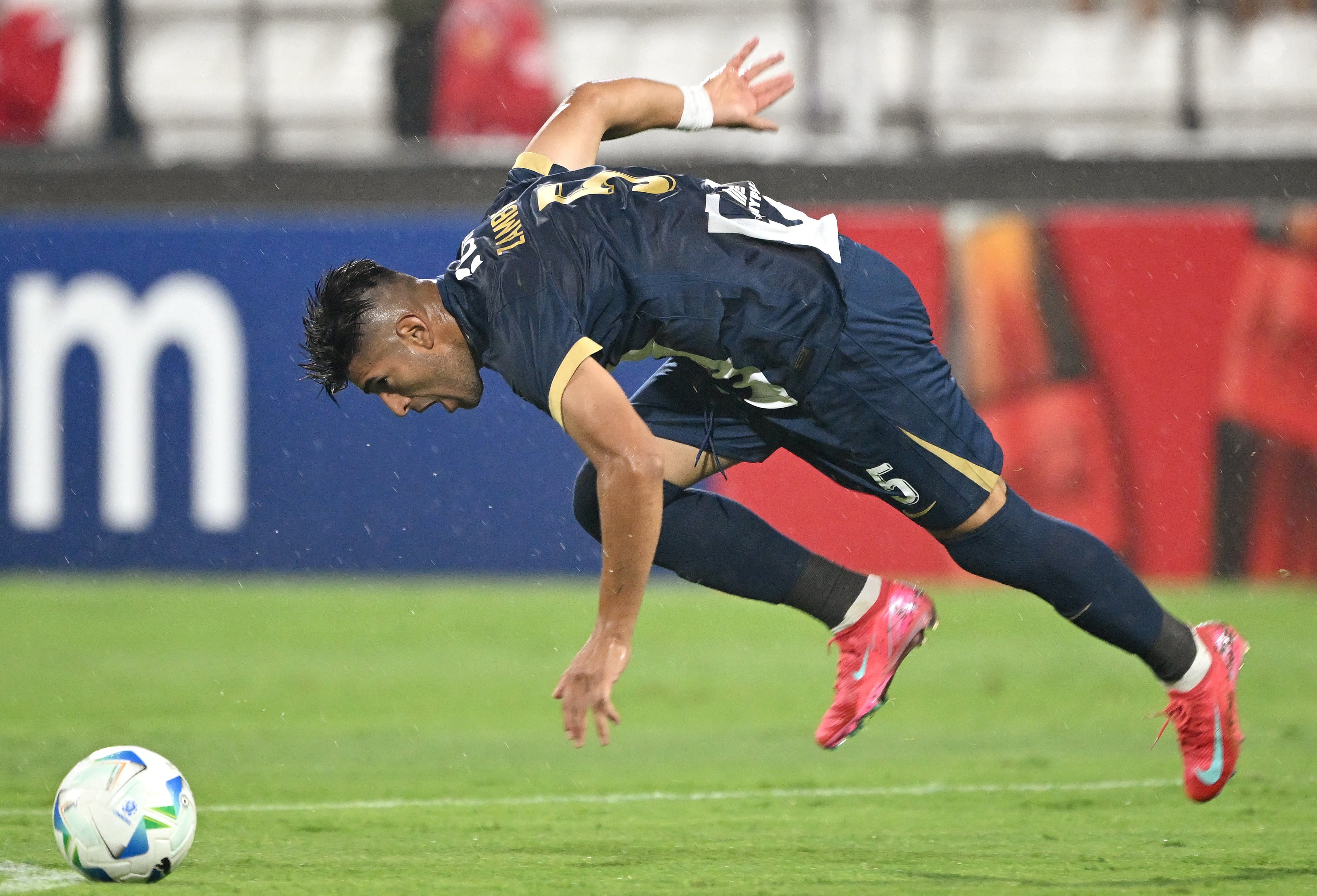 Carlos Zambrano, defensa del Alianza Lima, aquí durante un partido de la Copa Libertadores. El jugador enfrenta acusaciones de abuso sexual junto a dos compañeros.
