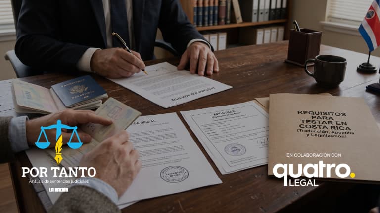 Primer plano de una persona firmando con pluma un documento de testamento sobre disposiciones de bienes en el extranjero, junto a un pasaporte de Costa Rica.