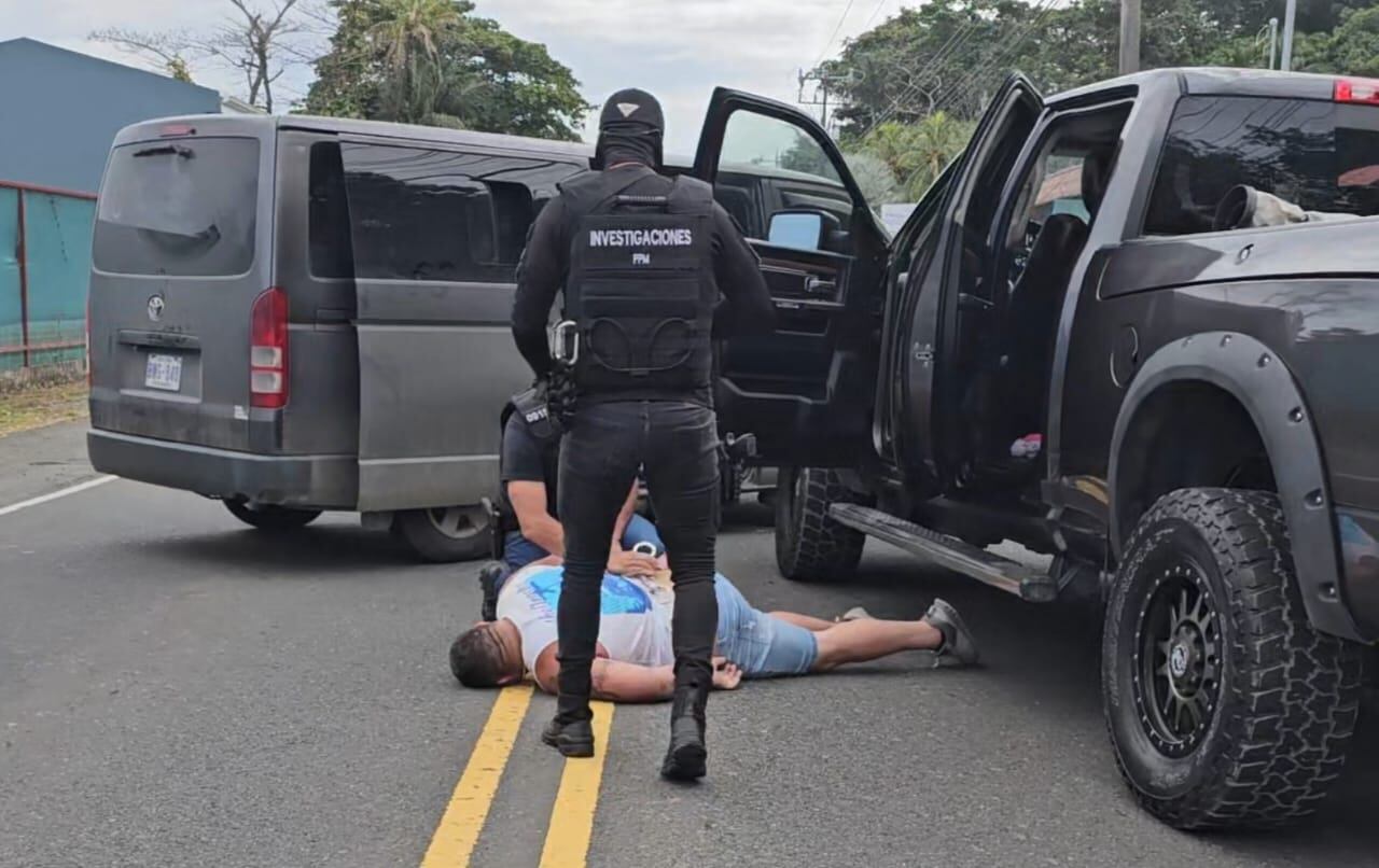 Alonso Yunis González, fundador del equipo de fútbol playa Yunis, fue detenido por la policía de Migración por el delito de trata de personas con fines de servidumbre sexual.