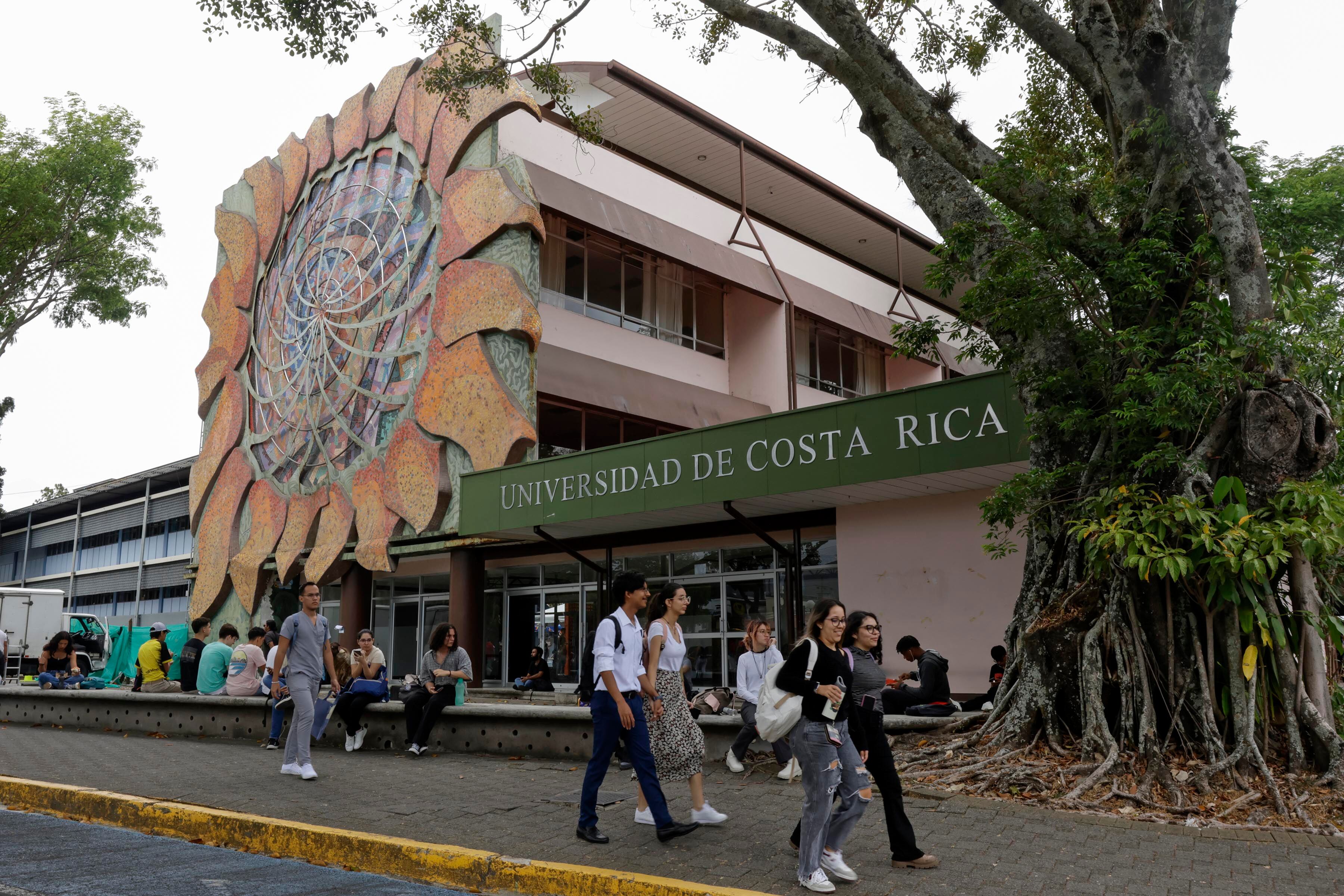 La Universidad de Costa Rica (UCR) entregó este miércoles 26 de noviembre las notas de los exámenes de admisión (Prueba de Aptitud Académica, PAA) correspondiente al proceso de admisión del 2026. Como orientación para alumnos y padres, vea a continuación las notas de corte que se registraron en el 2025 para ingresar a las 163 carreras de este centro universitario, con base en información elaborada por El Financiero: