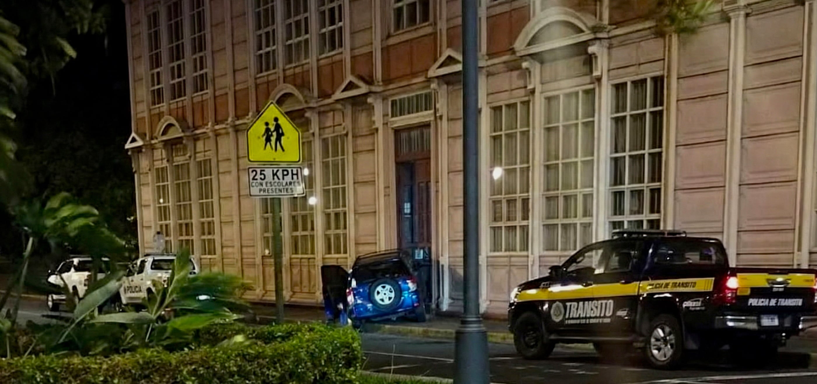 La entrada principal de la Escuela Metálica resultó dañada tras un choque ocurrido la madrugada de este viernes, en San José centro, frente al Parque Morazán.