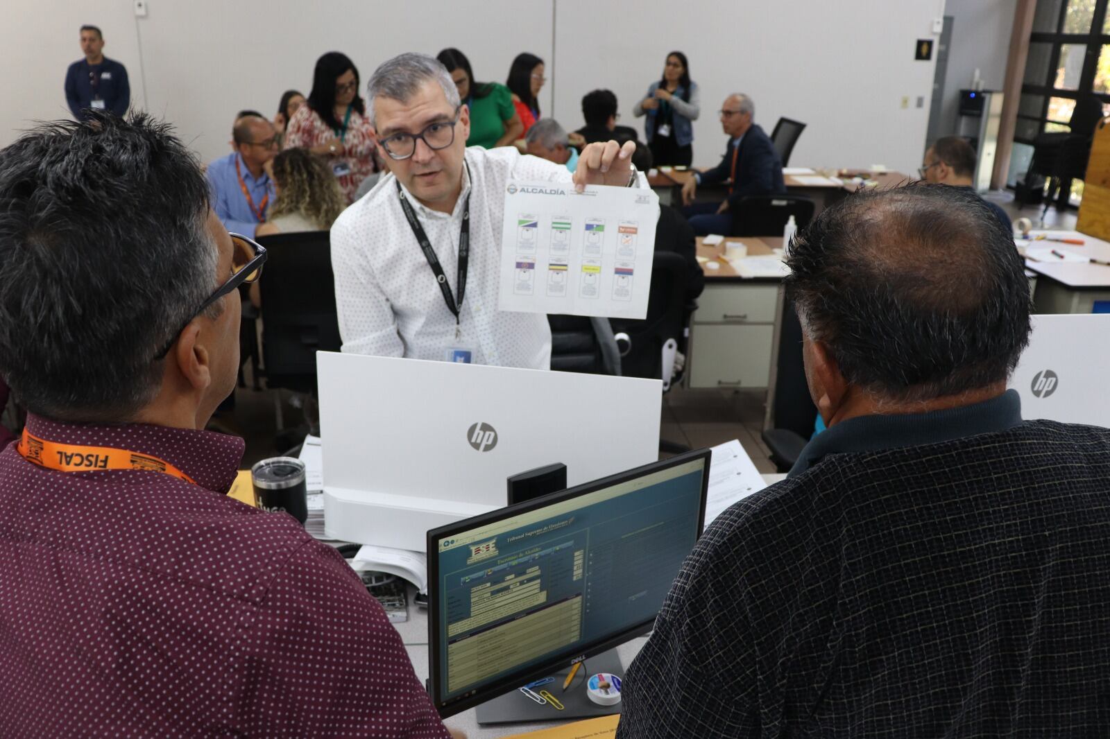 Partidos disputan alcaldías en Palmares y Orotina, por lo que fiscales supervisan conteo manual de papeletas para garantizar gane