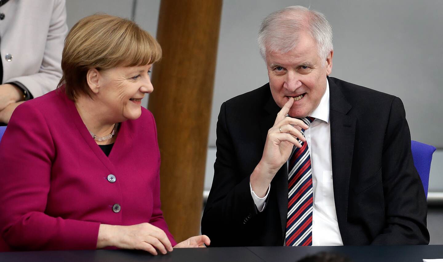 En este miércoles, 21 de marzo, 2018 foto de archivo, la canciller alemana, Angela Merkel y el ministro del Interior alemán Horst Seehofer. AFP