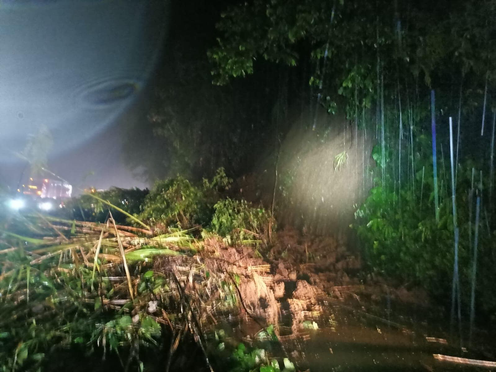 La caída de material cerca del teleférico y las condiciones climáticas adversas provocaron el cierre de la ruta 32 hasta mañana sábado 12 de octubre. (Foto: MOPT)