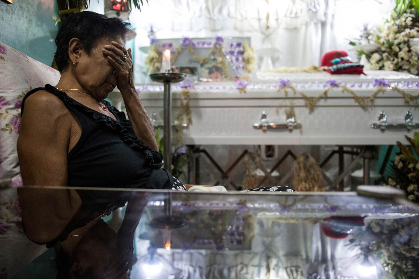 La pariente de un supuesto adicto se cubre el rostro al enterarse que su pariente fue asesinado en Manila. La Policía filipina podría haber cometido crímenes contra la Humanidad en la guerra contra las drogas que lidera el presidente Rodrigo Duterte, según Amnistía Internacional.
