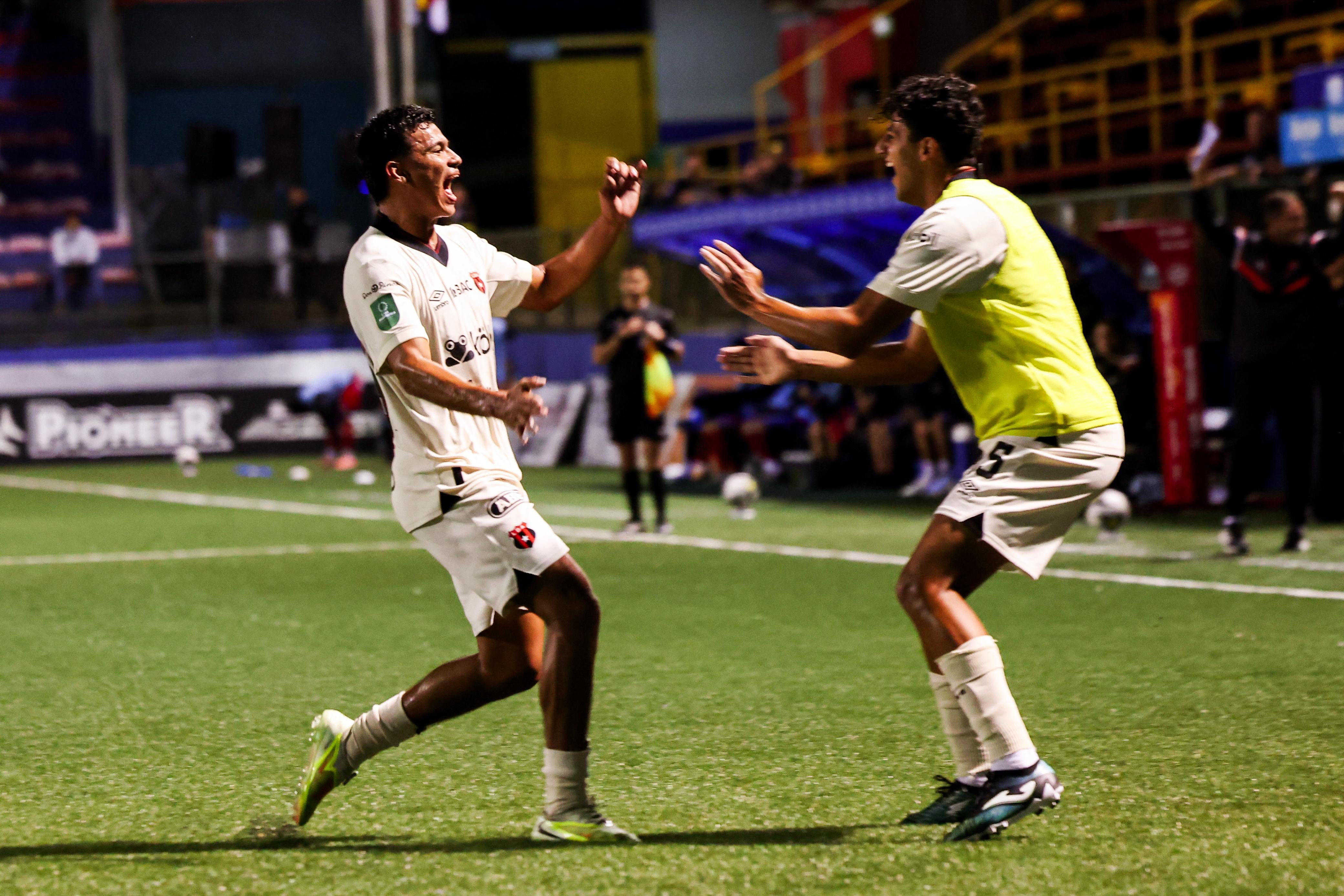 Deylan Aguilar festeja su gol con Farbod Samadián, en el partido entre San Carlos y Liga Deportiva Alajuelense.