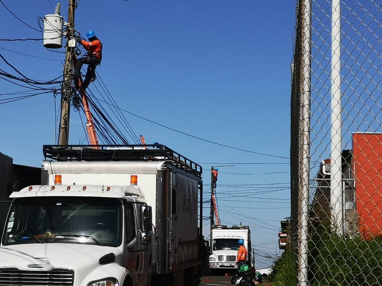 Parece que aquellos vivillos que se pegan directamente a los cables eléctricos en los postes de luz de la Compañía Nacional de Fuerza y Luz (CNFL) para robar energía tiene sus días contados con la llegada de un nuevo sistema que blinda completamente los cables