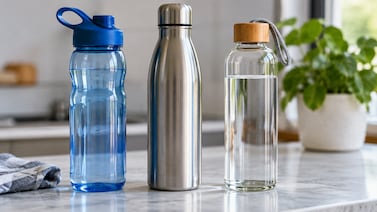 ¿Qué botella de agua es mejor para usar todos los días: plástico, metal o vidrio?
